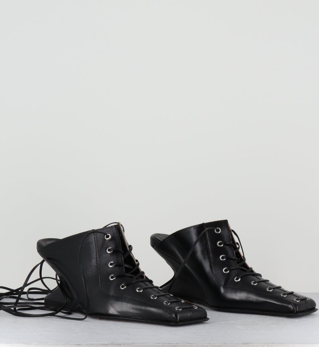 Mules compensées à lacets en cuir noir - AIMA BLACK MULES