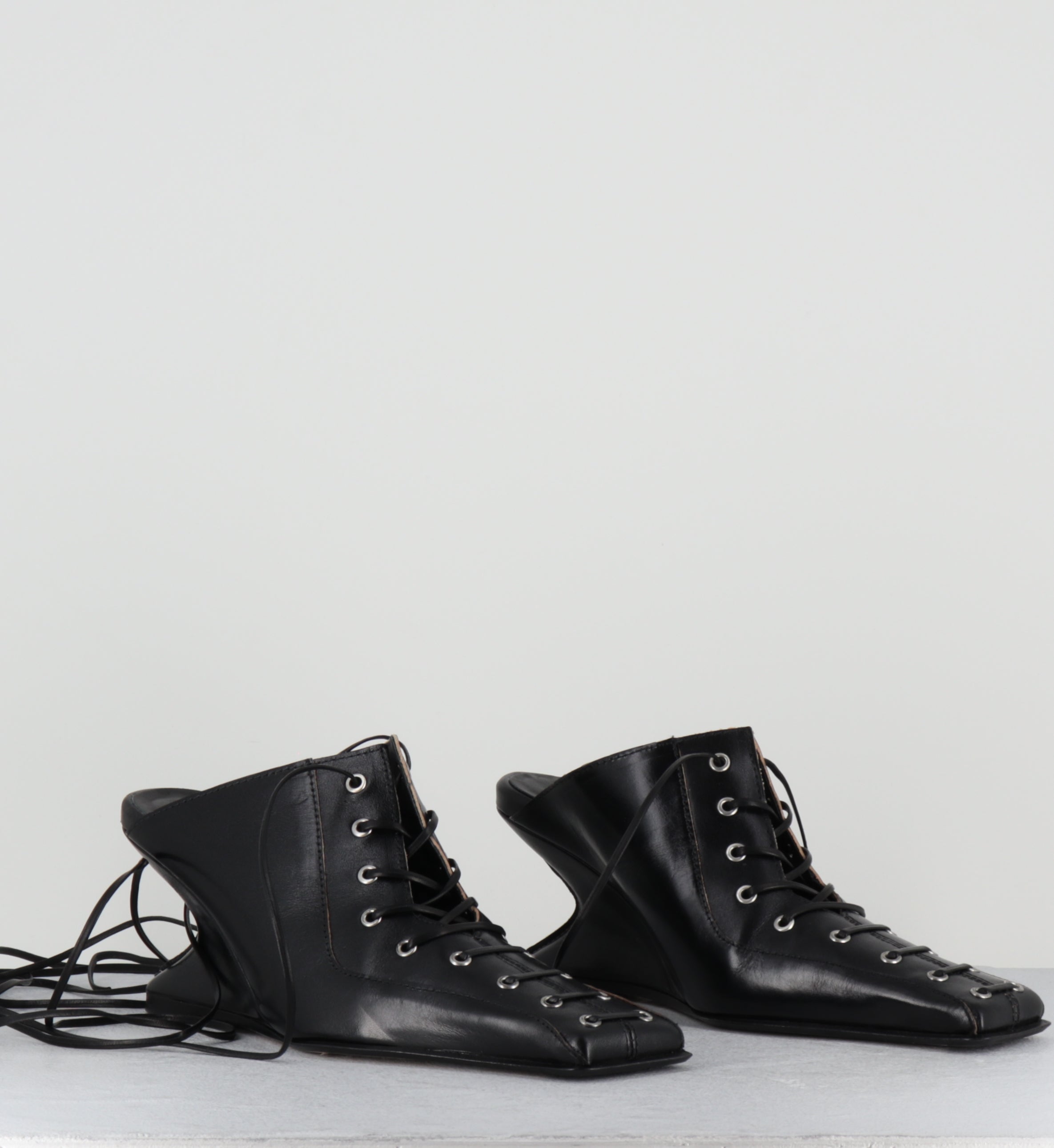 Mules compensées à lacets en cuir noir - AIMA BLACK MULES