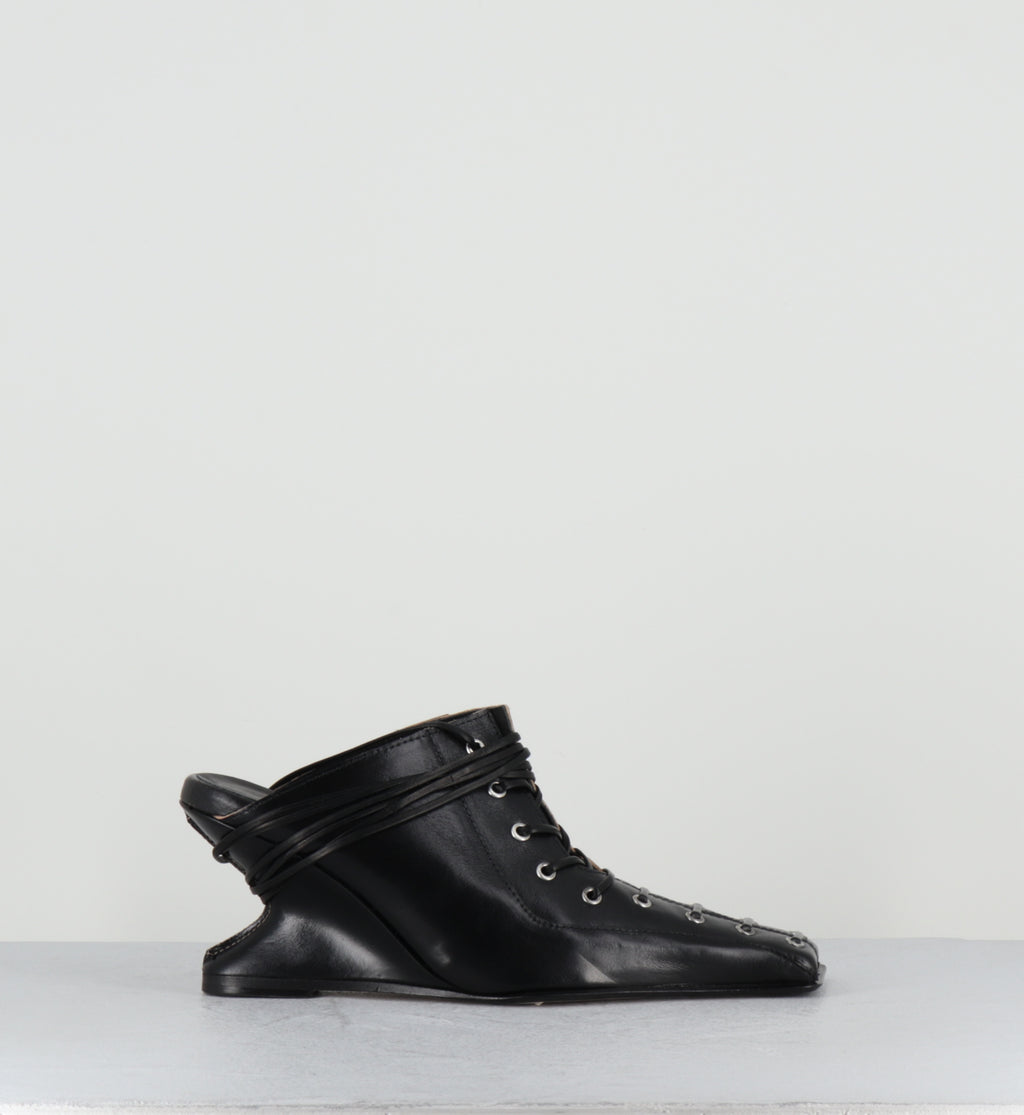 Mules compensées à lacets en cuir noir - AIMA BLACK MULES