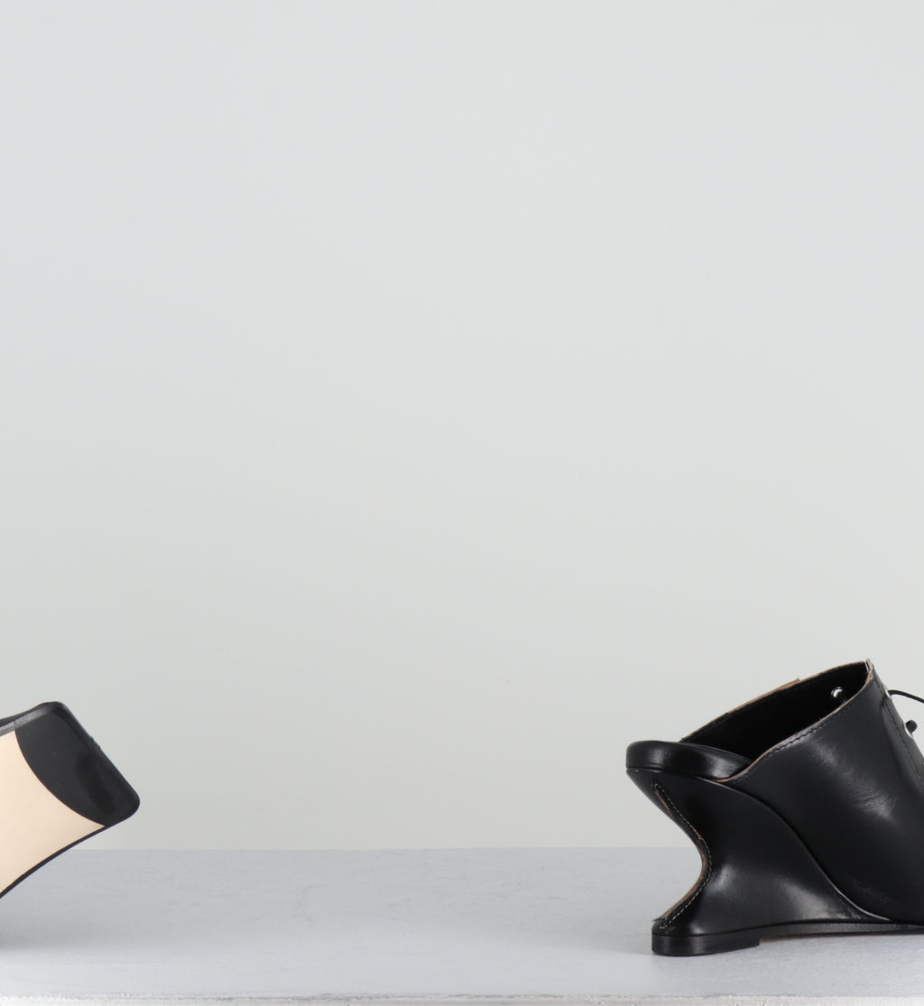Mules compensées à lacets en cuir noir - AIMA BLACK MULES
