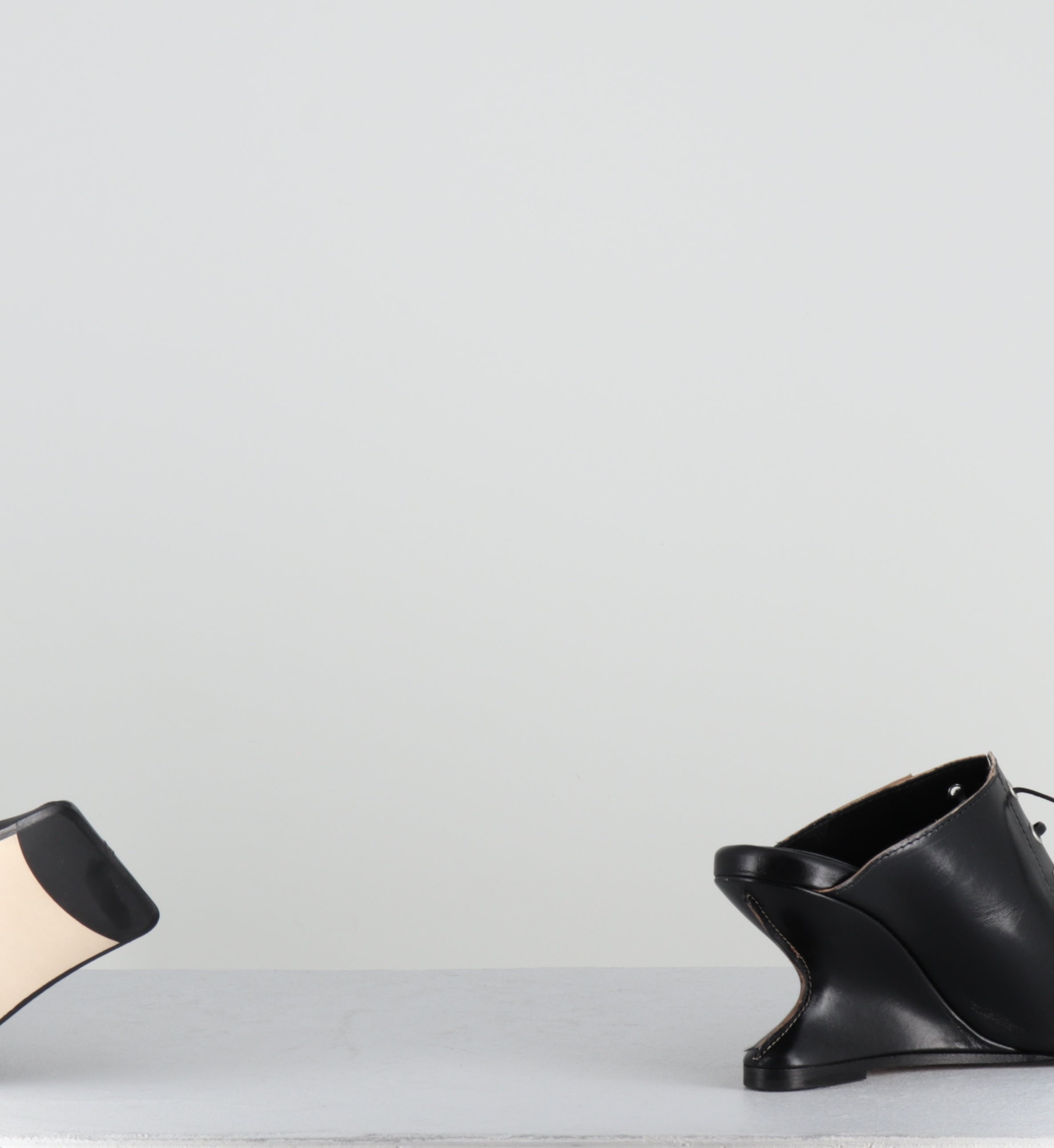 Mules compensées à lacets en cuir noir - AIMA BLACK MULES