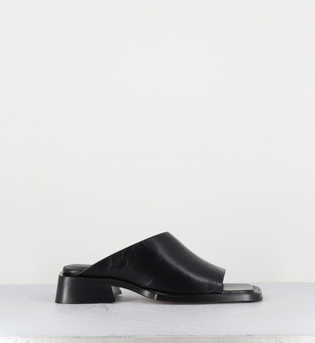 Mules en cuir noir bout carré - ALENDRA BLACK SANDALS