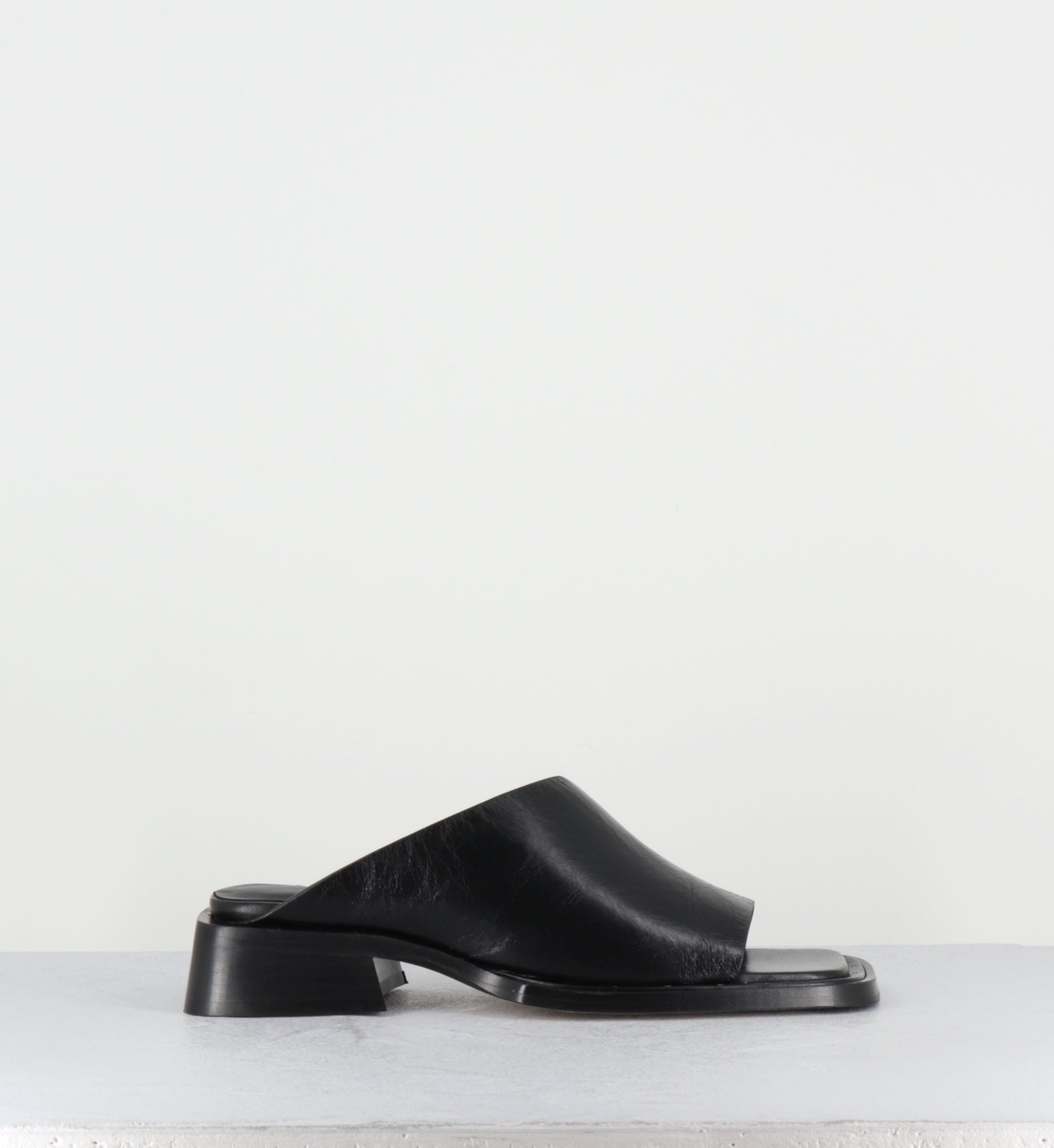 Mules en cuir noir bout carré - ALENDRA BLACK SANDALS