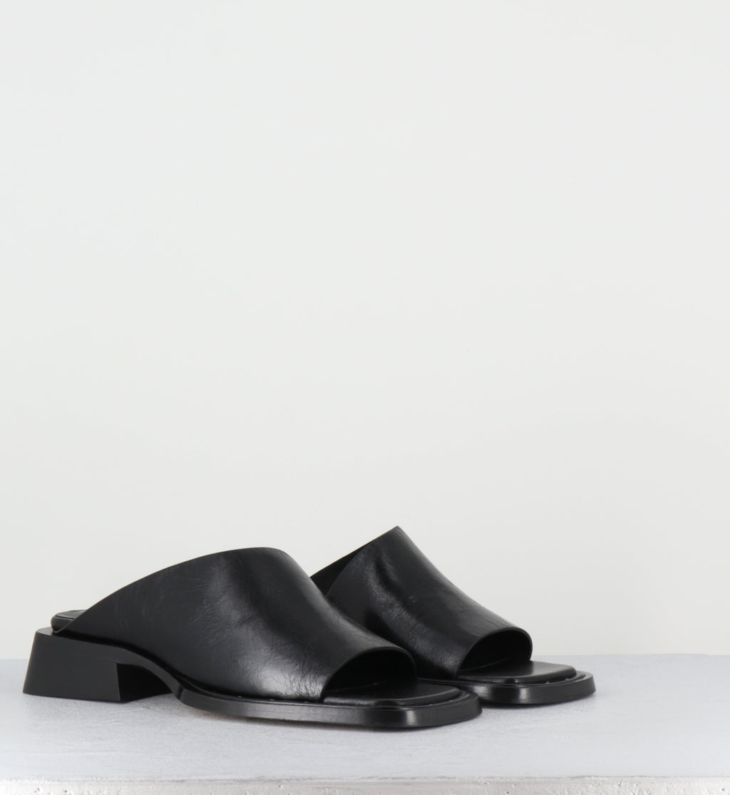 Mules en cuir noir bout carré - ALENDRA BLACK SANDALS