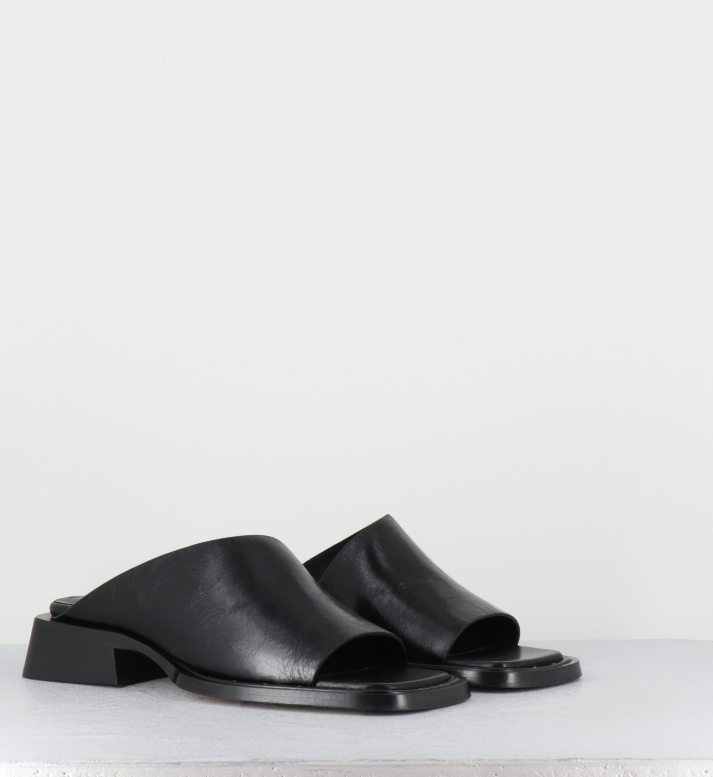 Mules en cuir noir bout carré - ALENDRA BLACK SANDALS
