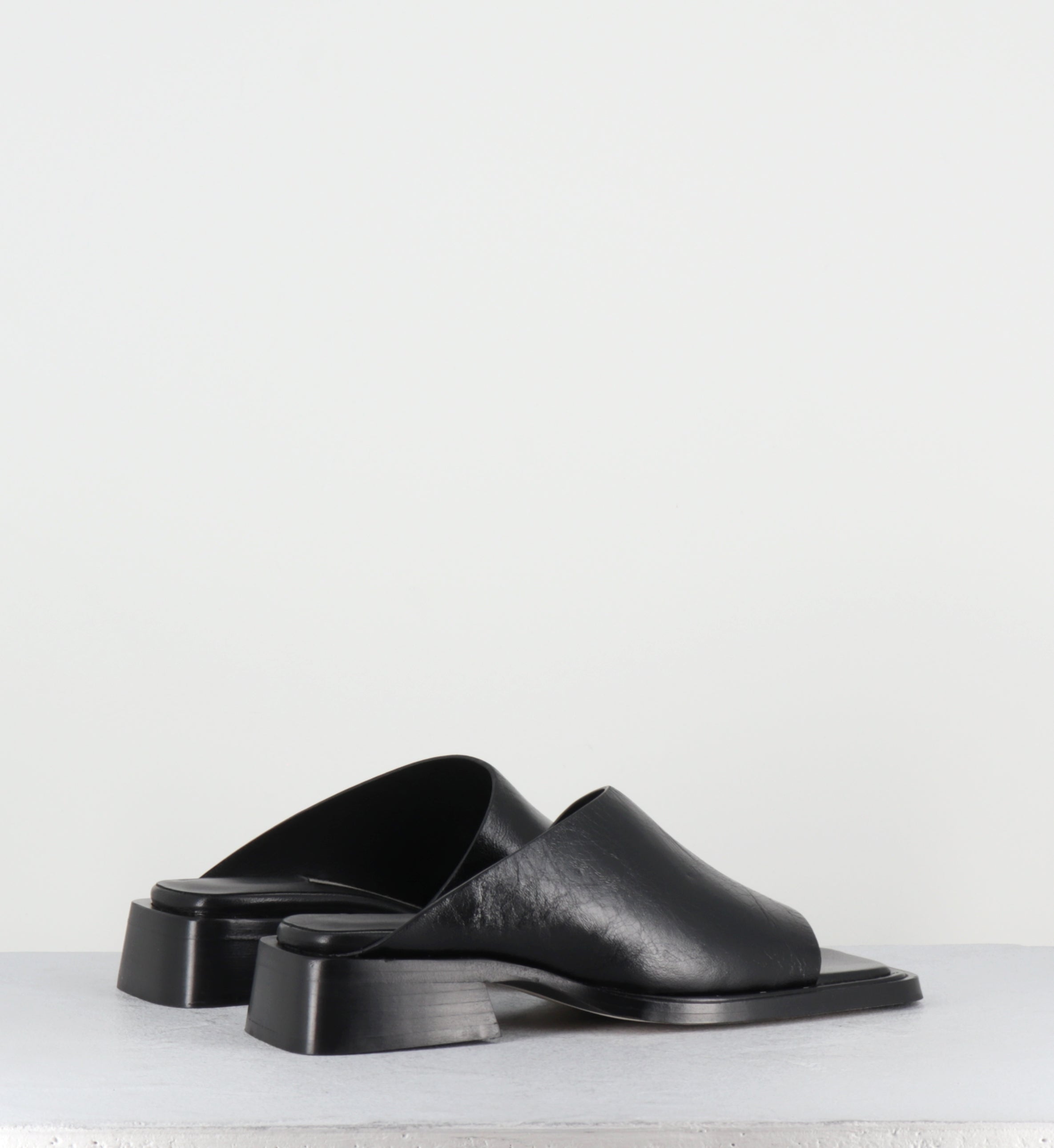 Mules en cuir noir bout carré - ALENDRA BLACK SANDALS