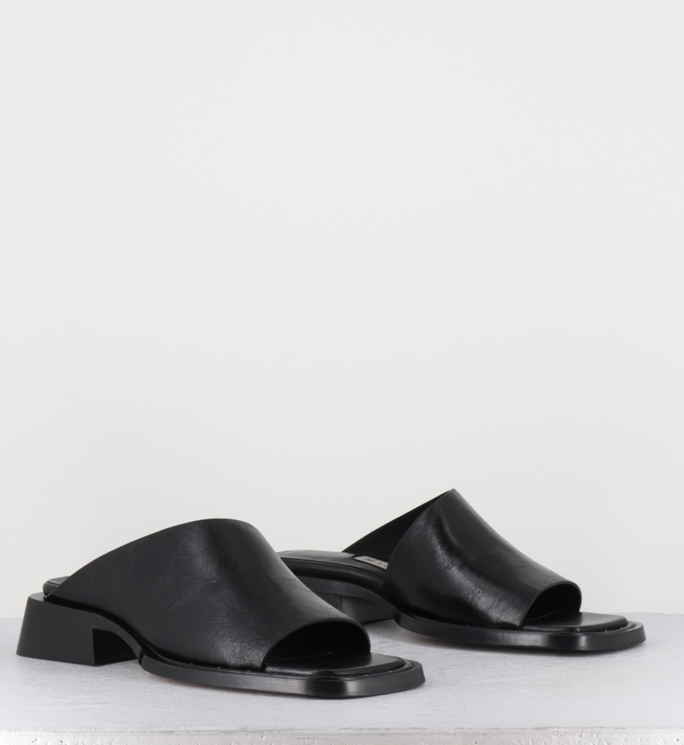 Mules en cuir noir bout carré - ALENDRA BLACK SANDALS