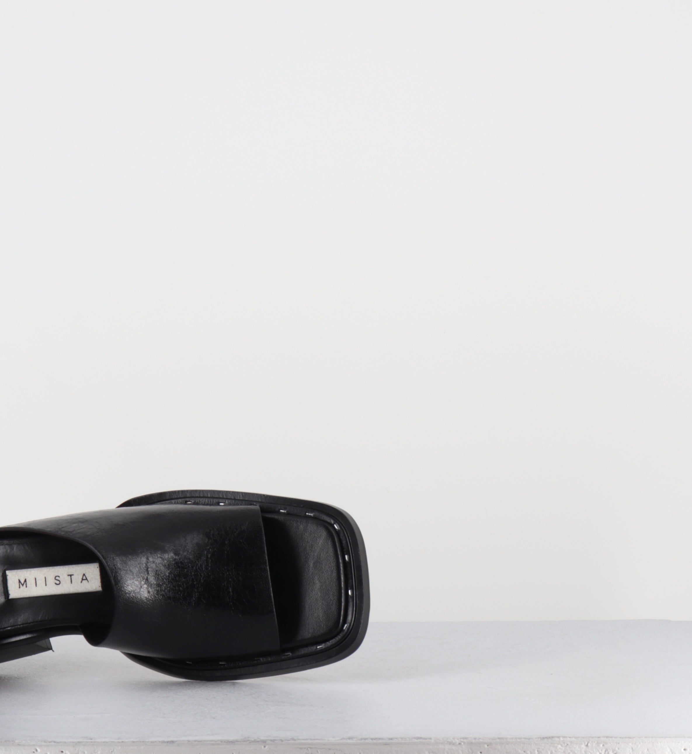 Mules en cuir noir bout carré - ALENDRA BLACK SANDALS