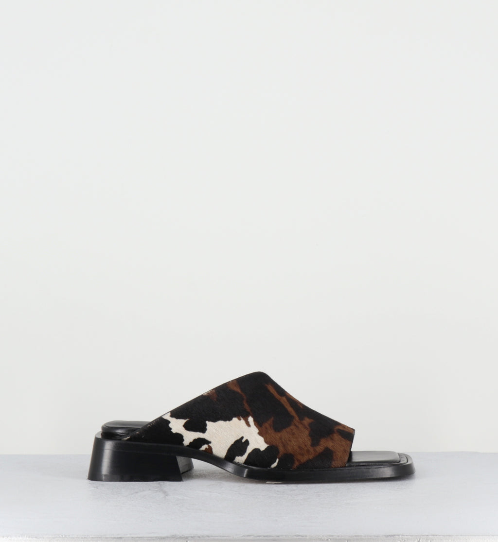 Mules imprimé vache - ALENDRA COW SANDALS