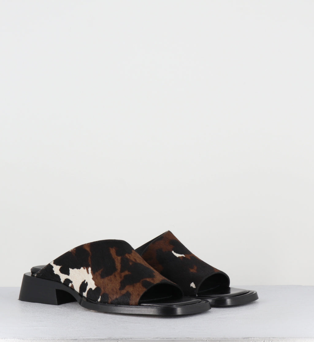 Mules imprimé vache - ALENDRA COW SANDALS