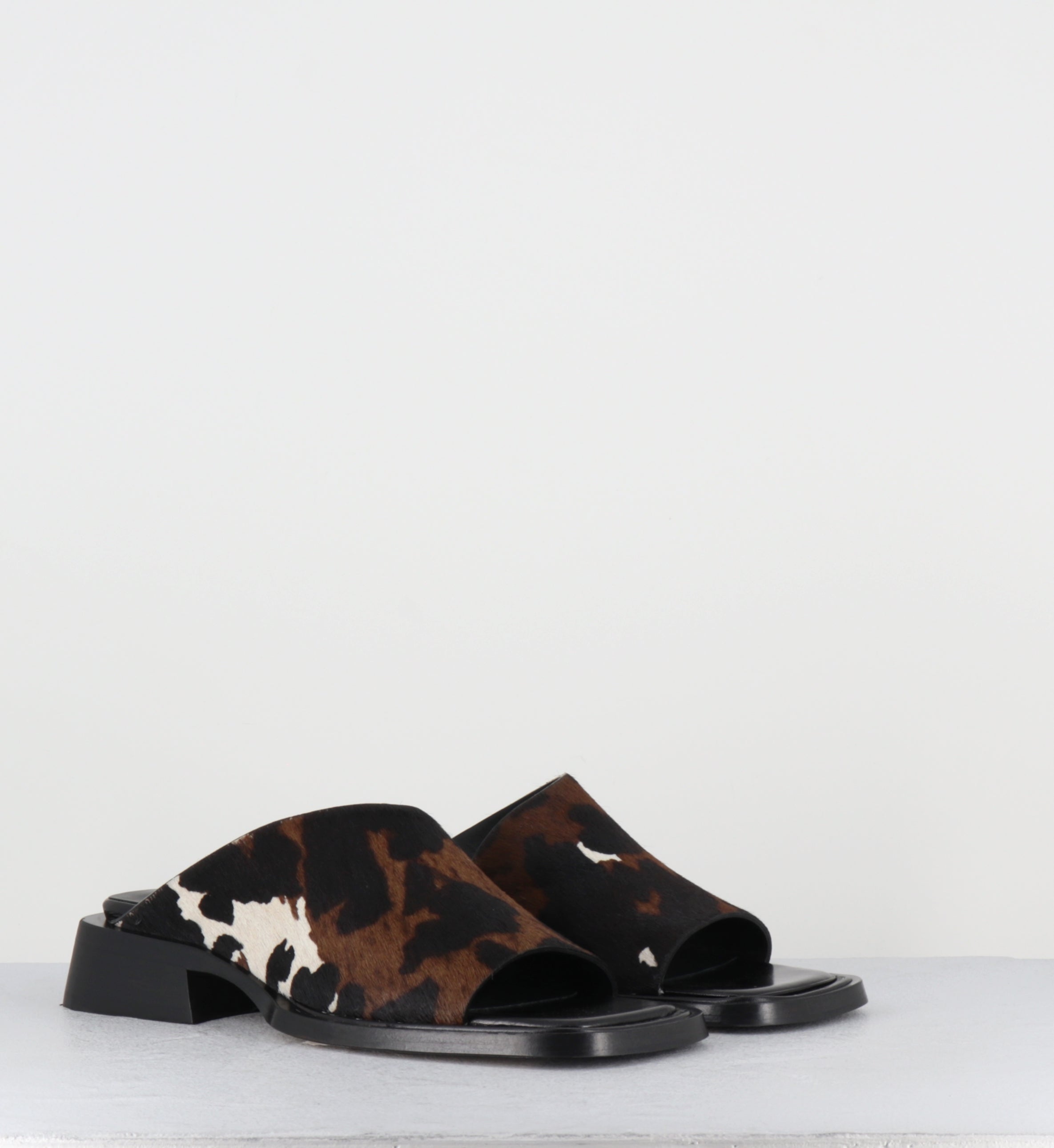 Mules imprimé vache - ALENDRA COW SANDALS