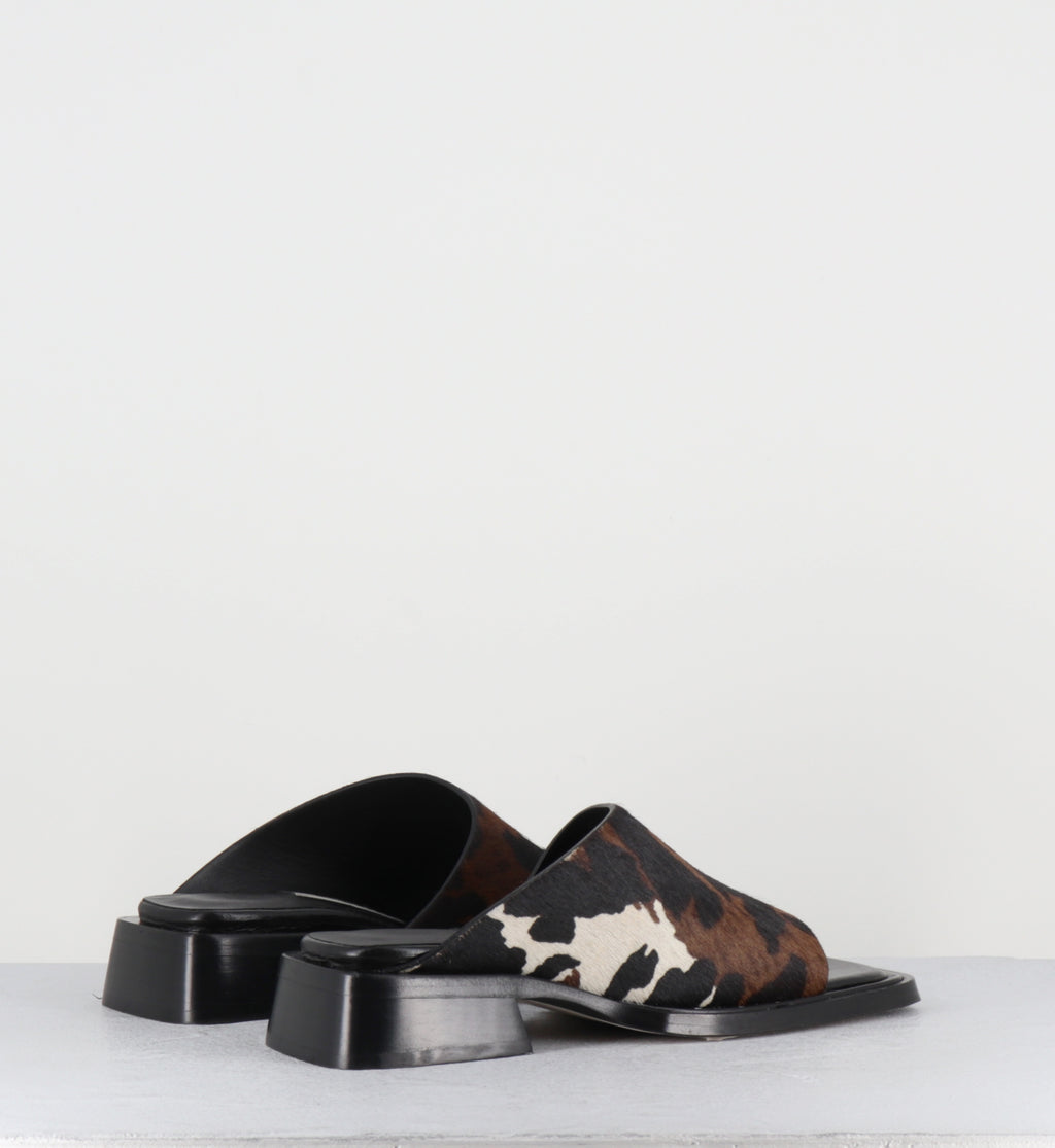 Mules imprimé vache - ALENDRA COW SANDALS