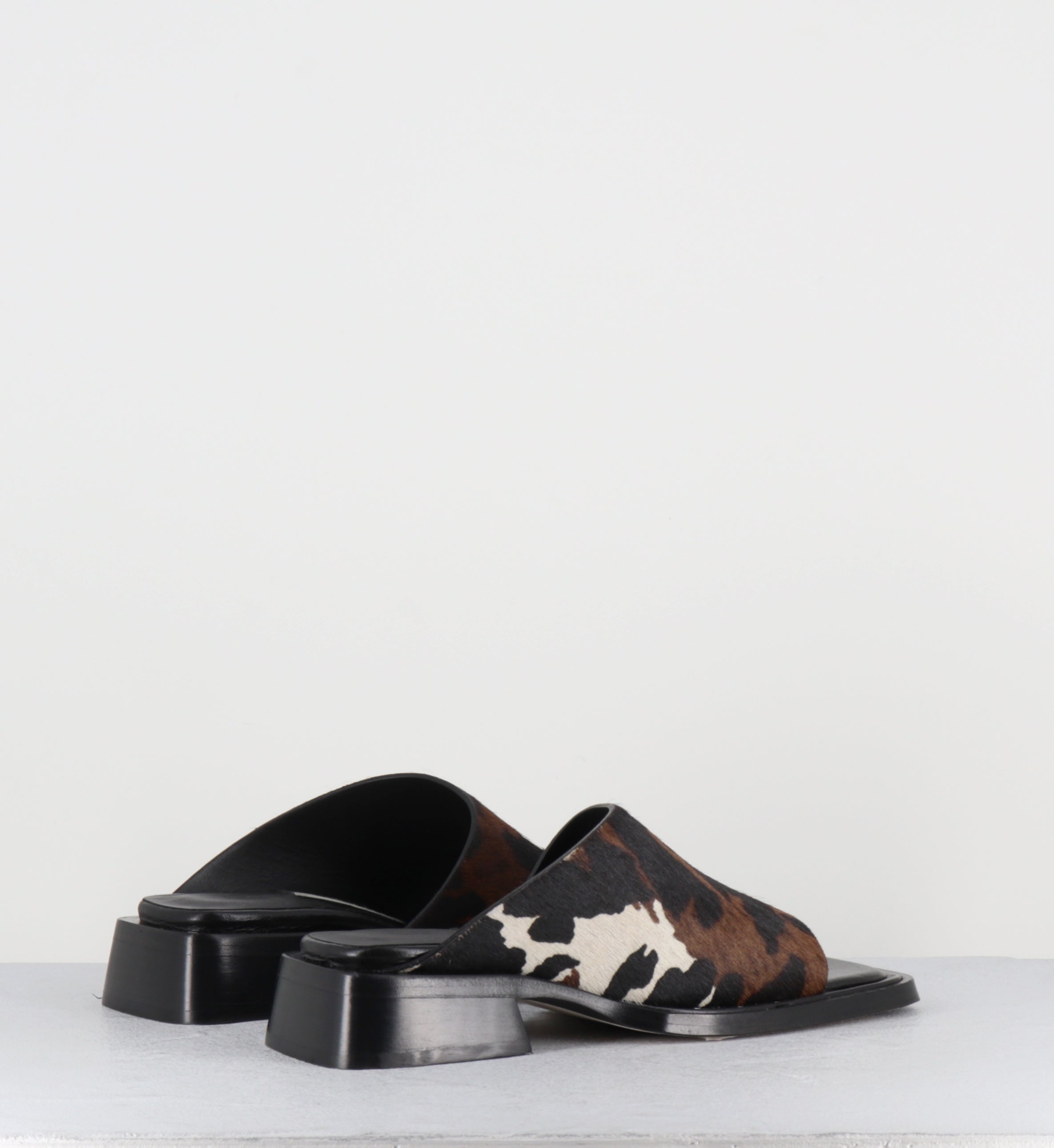 Mules imprimé vache - ALENDRA COW SANDALS