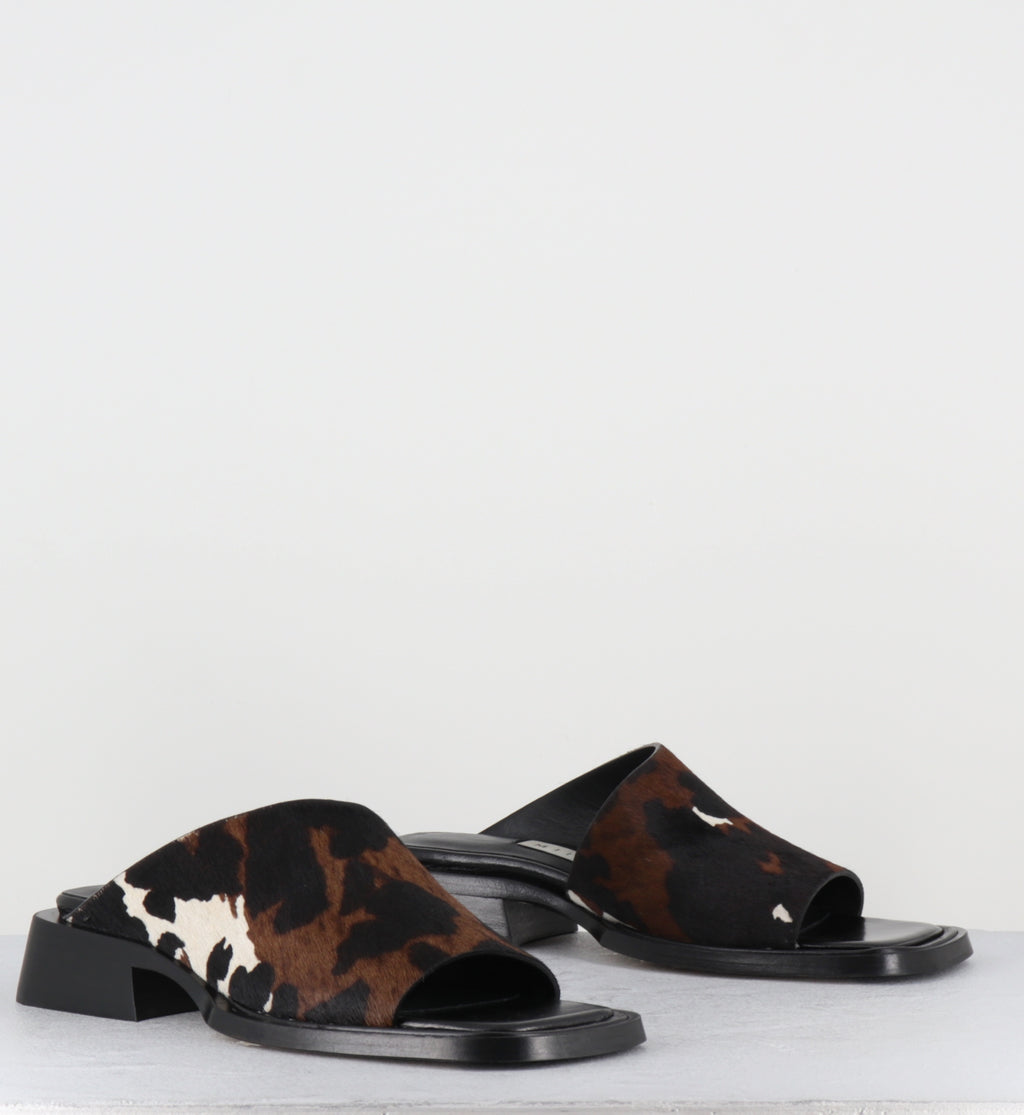 Mules imprimé vache - ALENDRA COW SANDALS