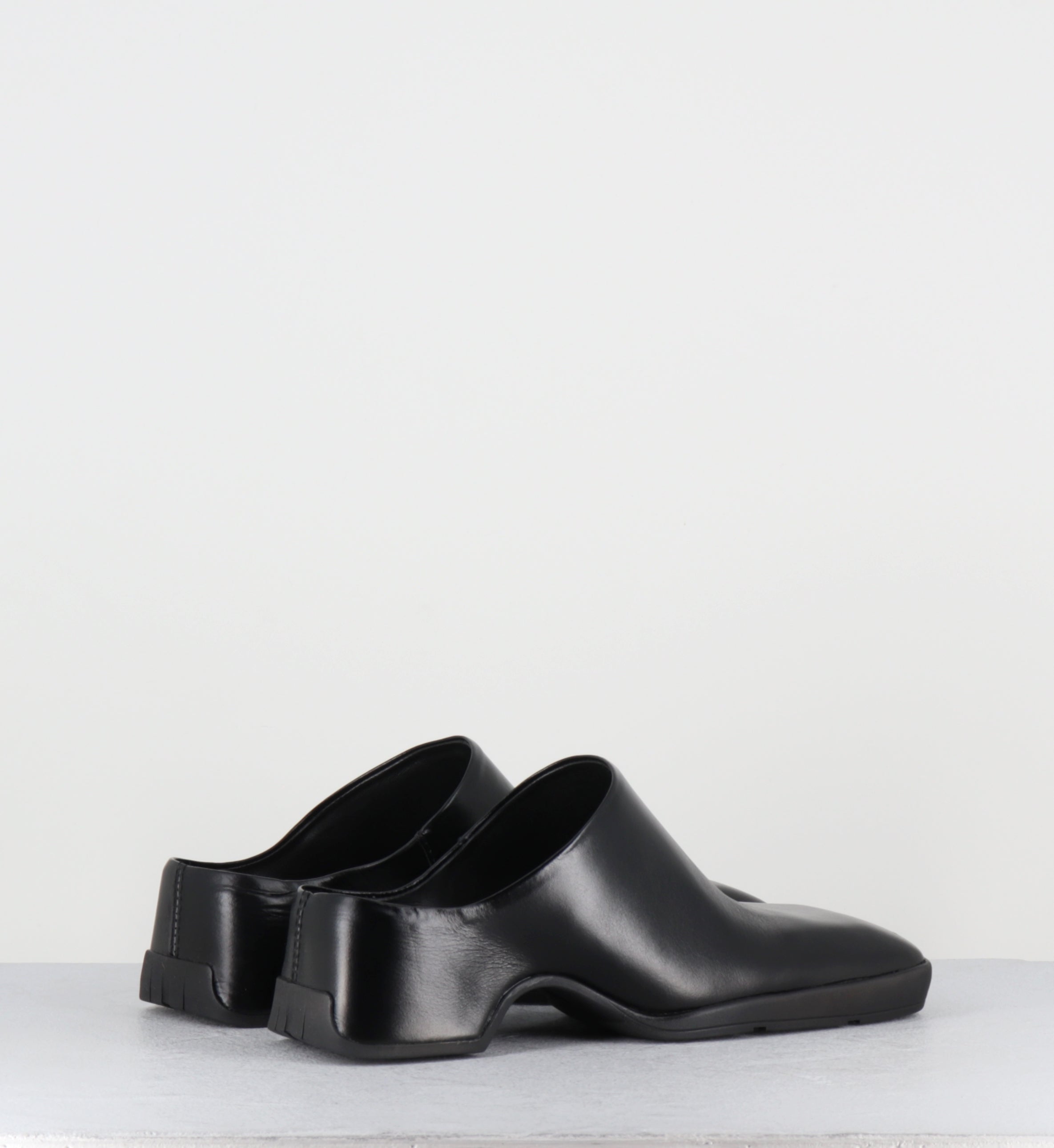 Mules sabot en cuir noir bout carré - AMOY BLACK MULES