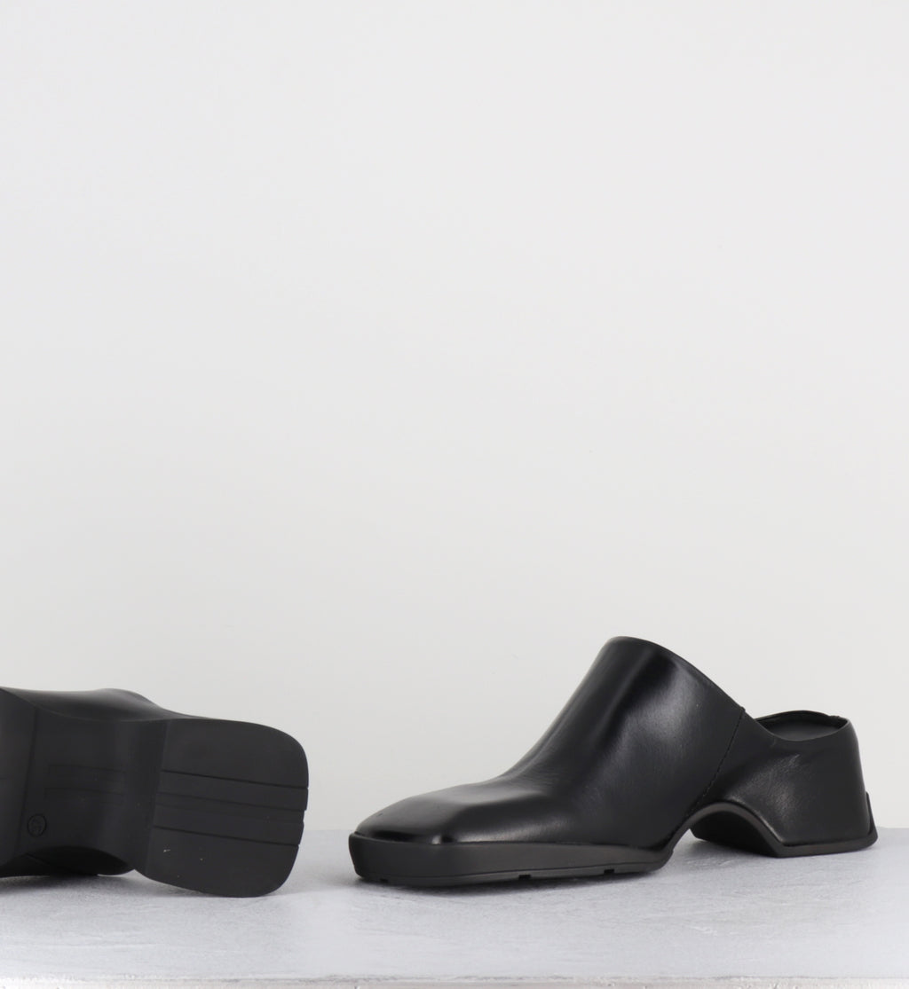 Mules sabot en cuir noir bout carré - AMOY BLACK MULES