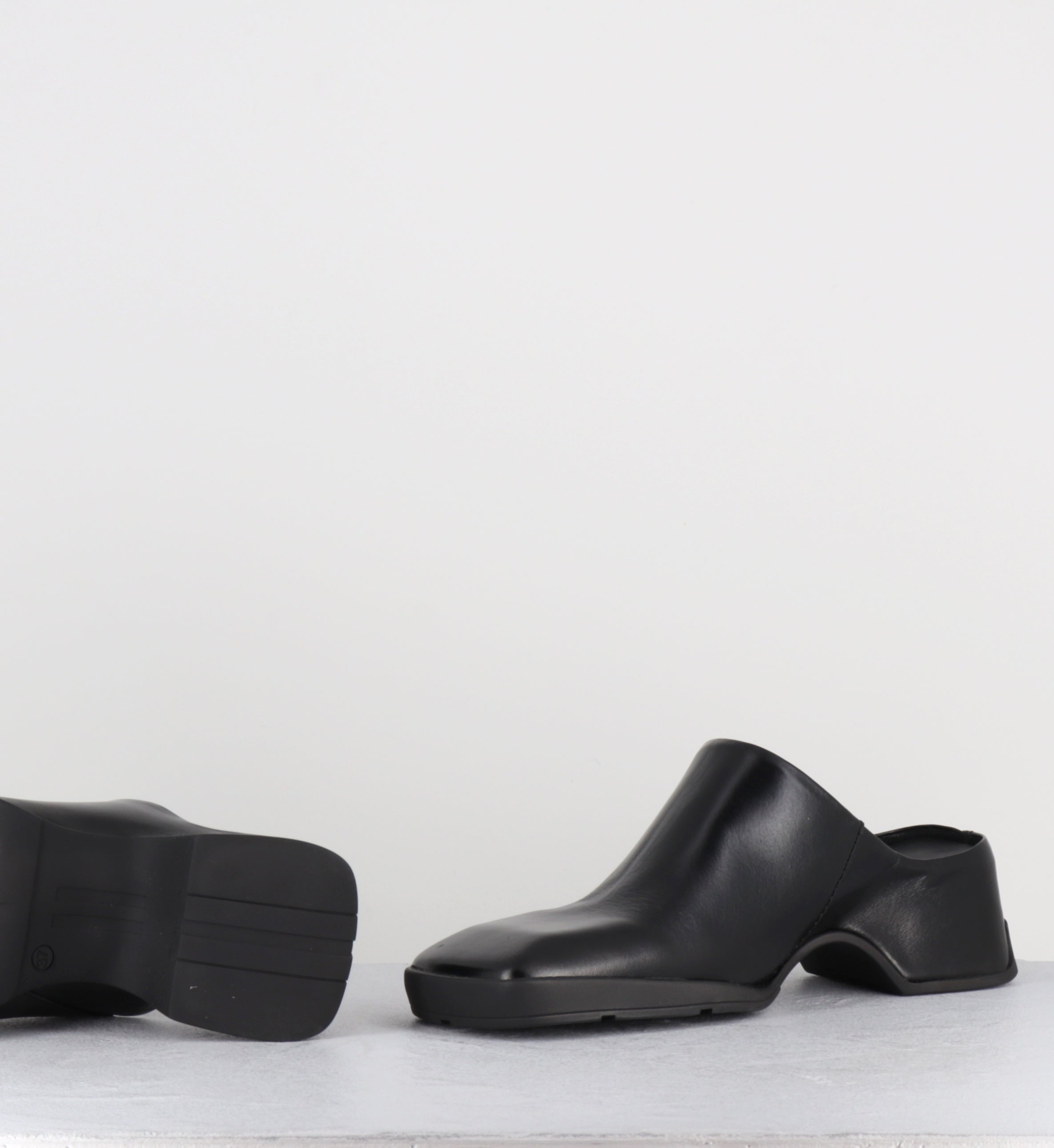 Mules sabot en cuir noir bout carré - AMOY BLACK MULES