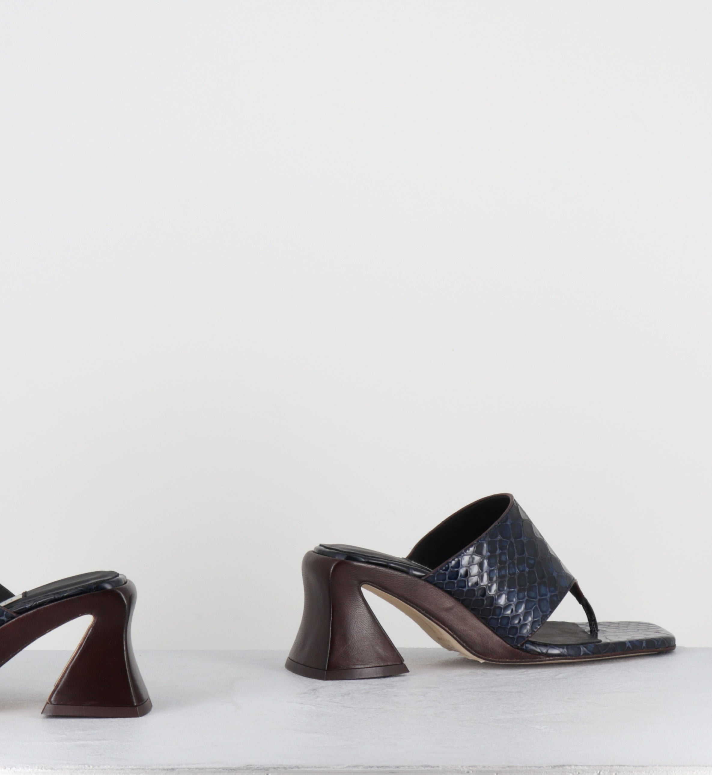 Tongs imprimé serpent bleu et cuir marron - ERNIE NAVY SNAKE