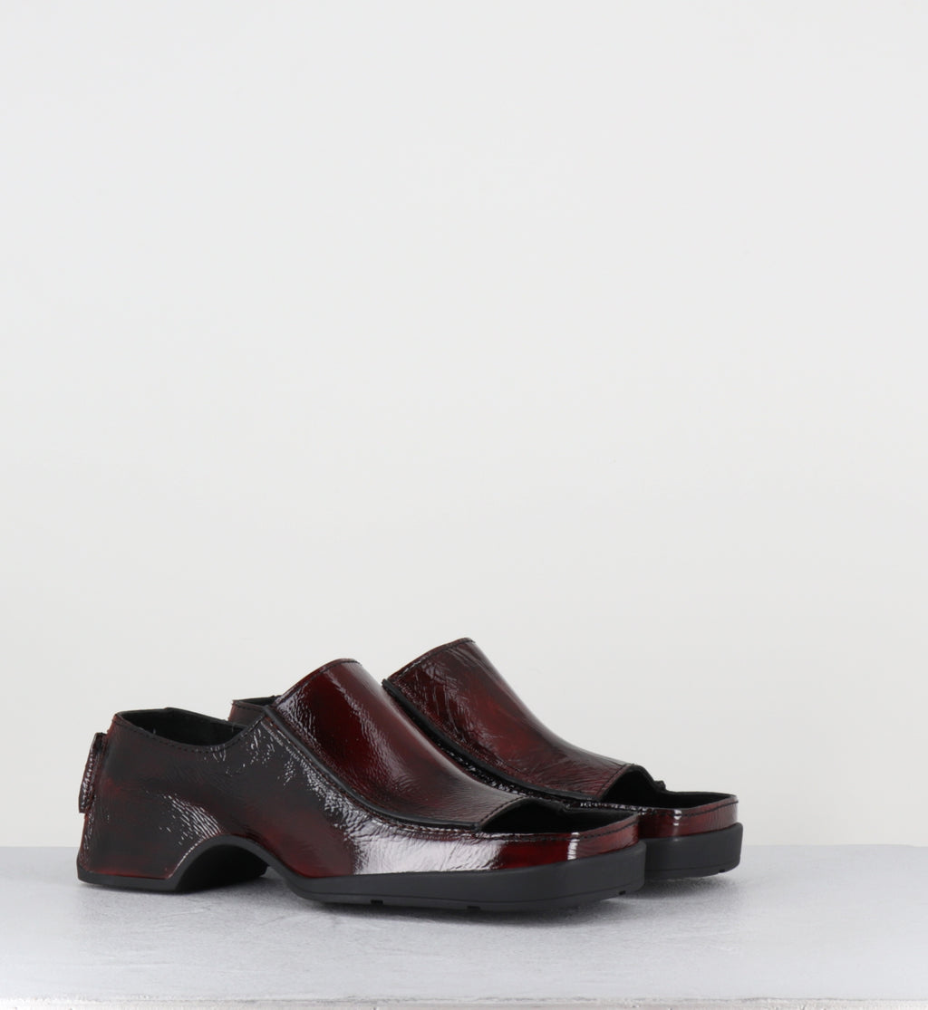 ERTHA GLOSSY SANDALS