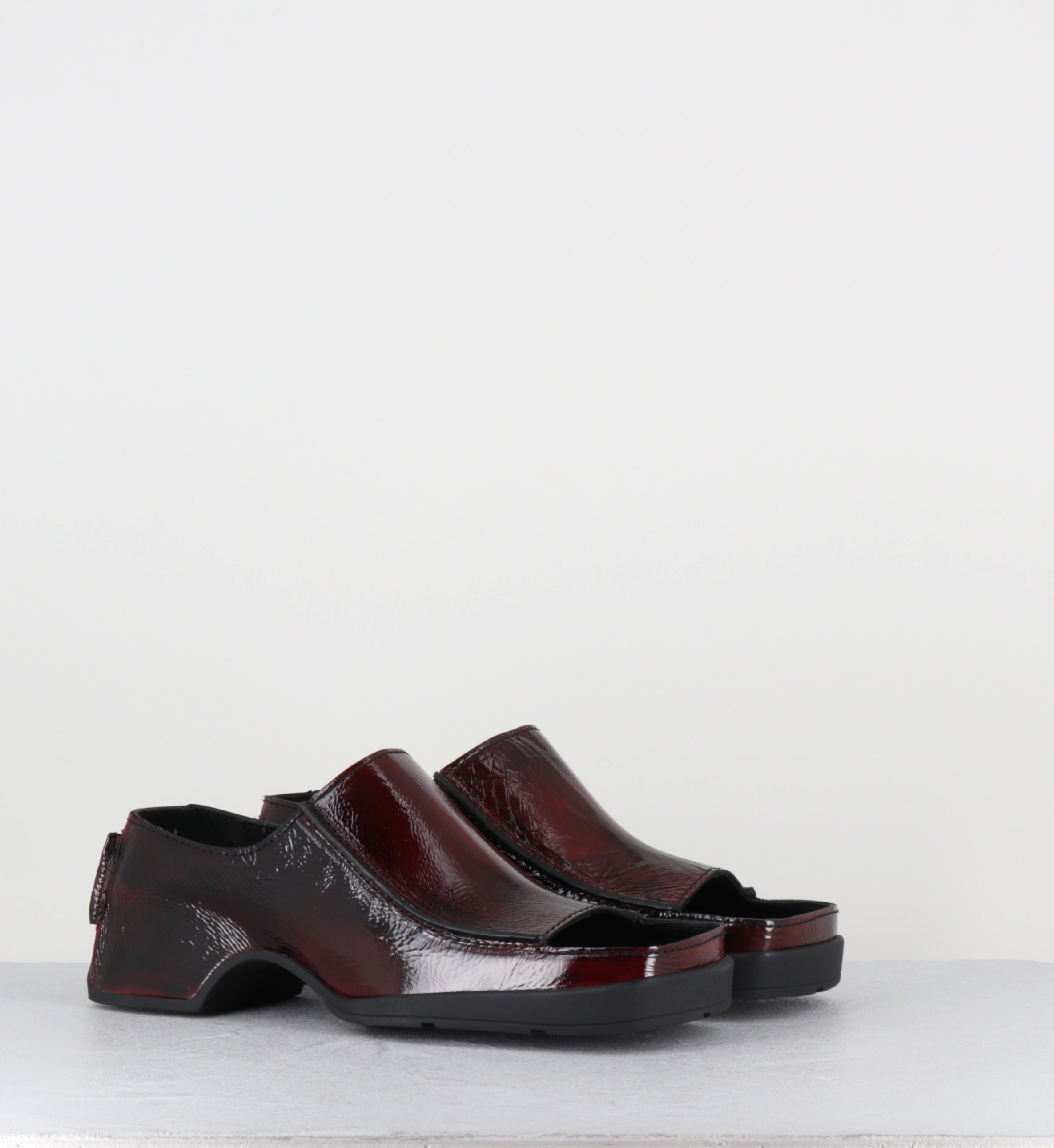 ERTHA GLOSSY SANDALS