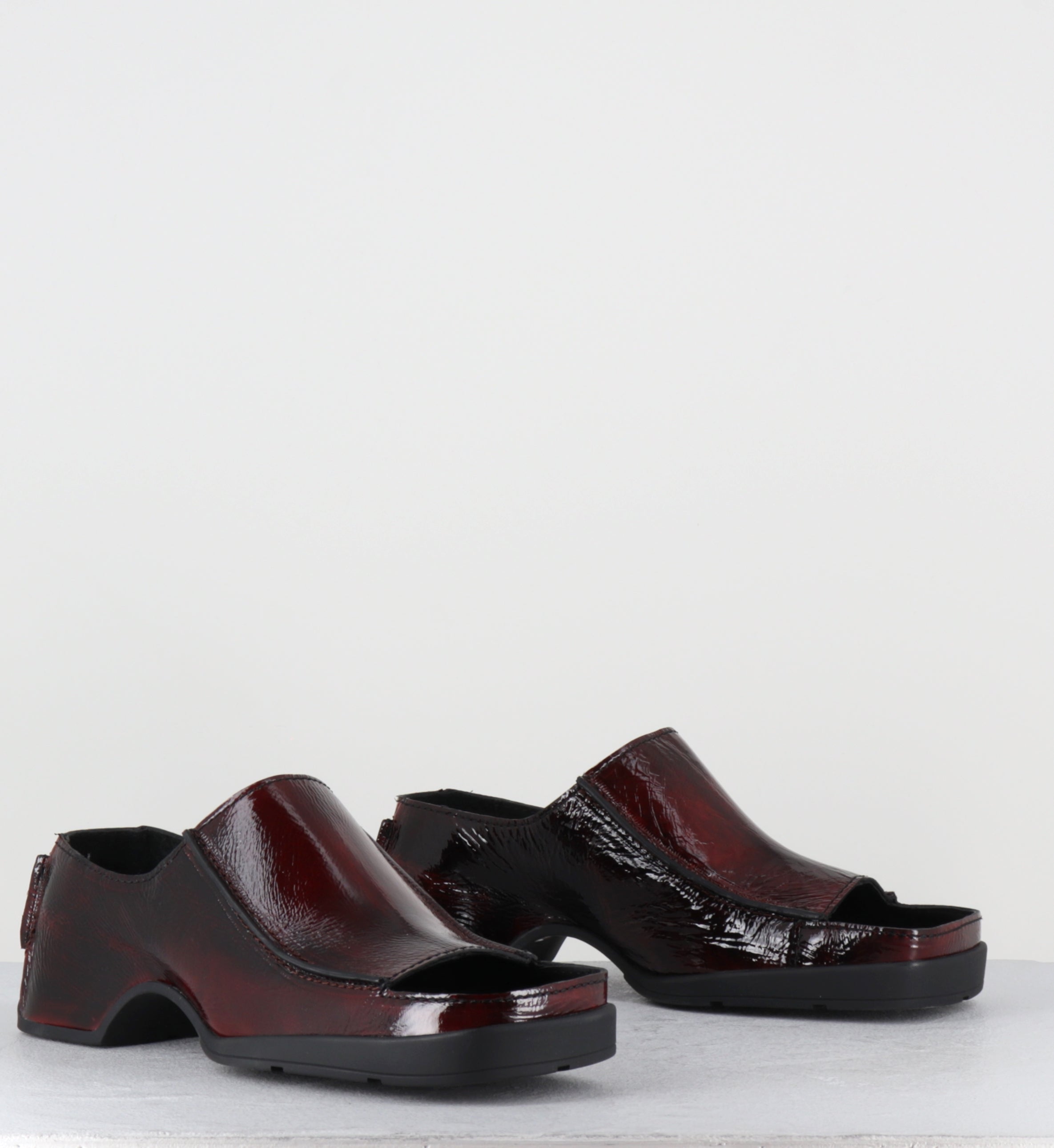 ERTHA GLOSSY SANDALS