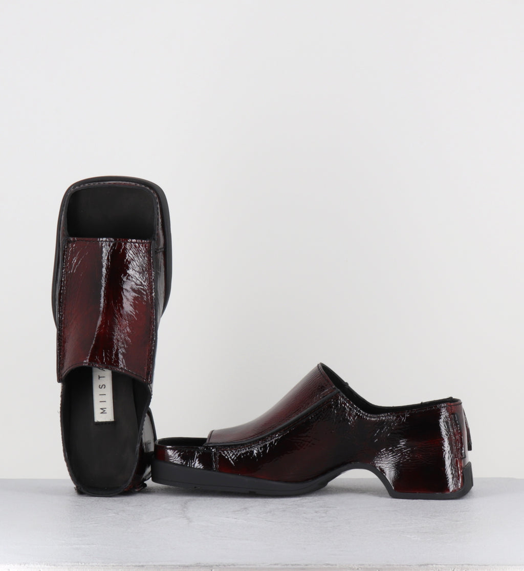 ERTHA GLOSSY SANDALS