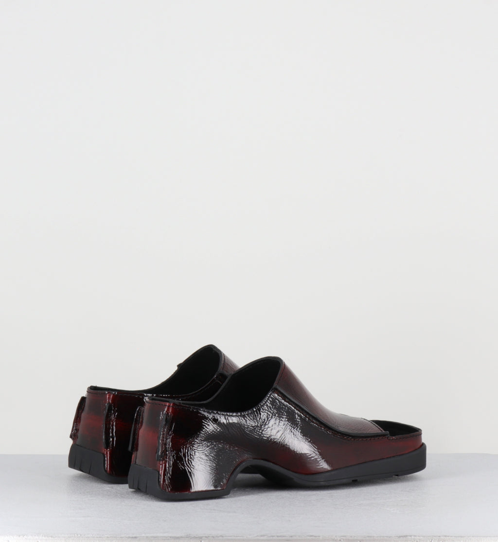 ERTHA GLOSSY SANDALS
