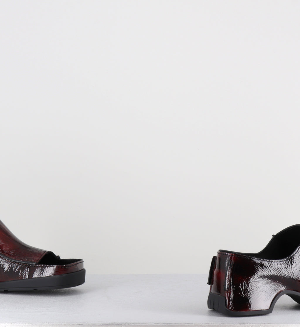 ERTHA GLOSSY SANDALS