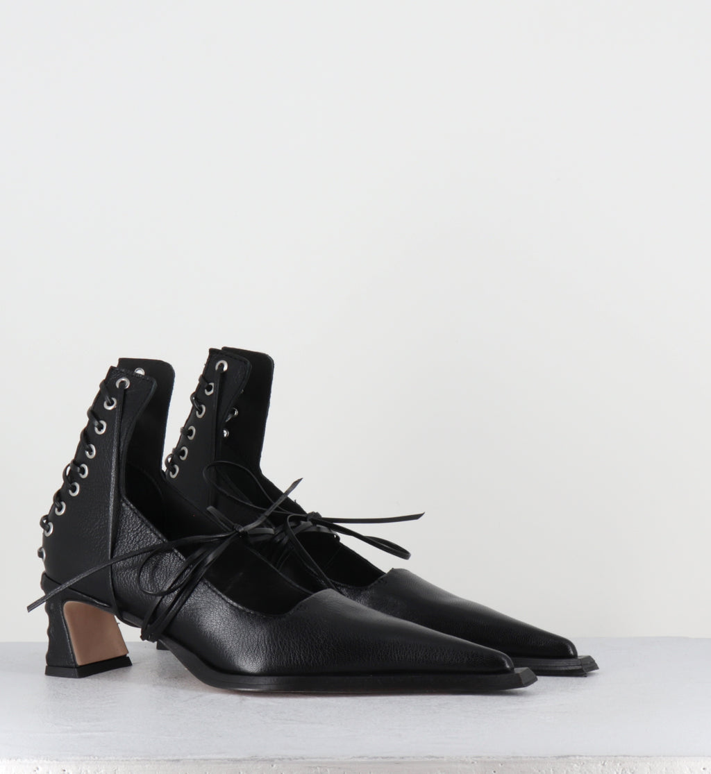 Escarpins en cuir noir à lacets corset - GAURI LACE COURTS