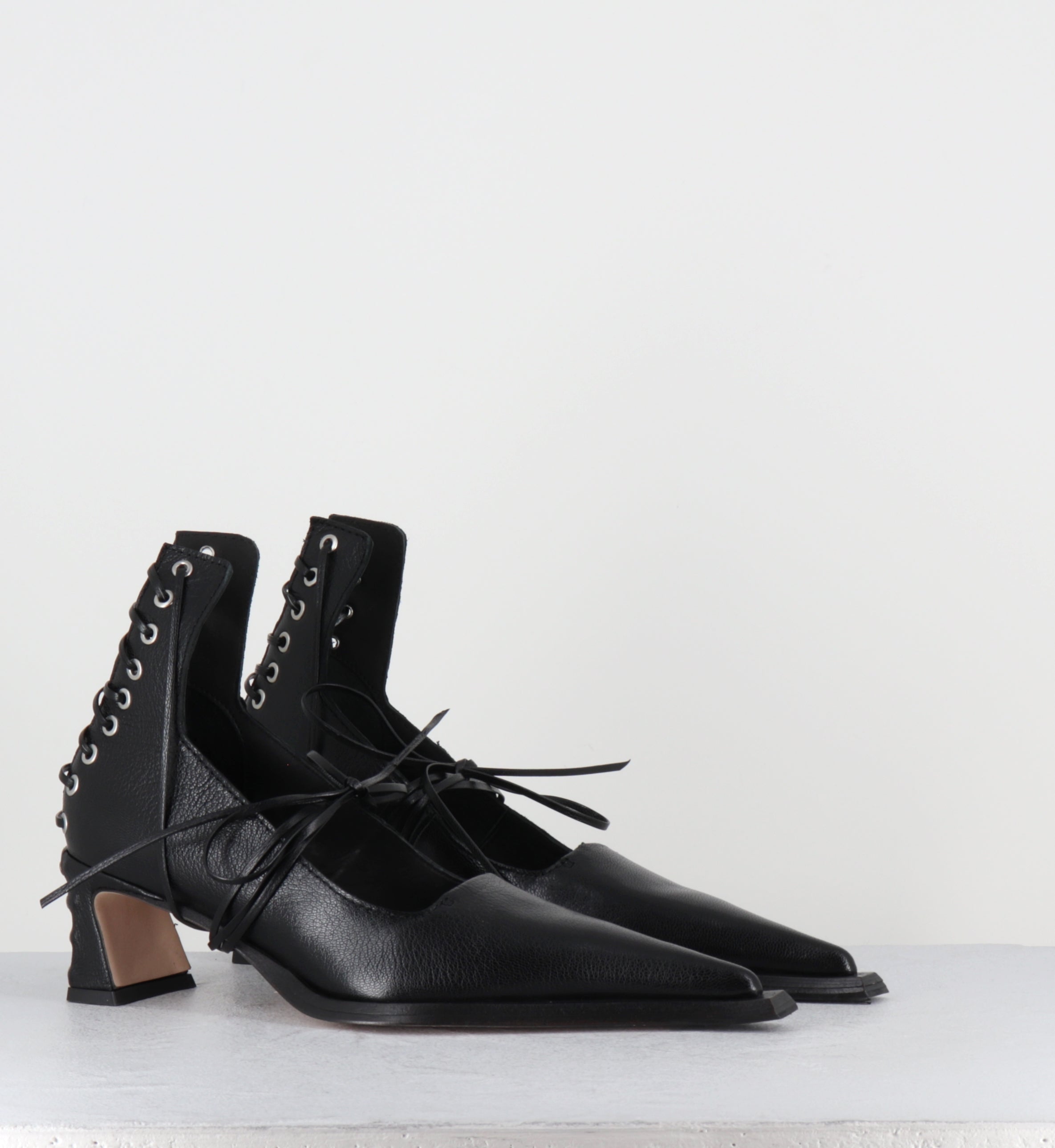 Escarpins en cuir noir à lacets corset - GAURI LACE COURTS