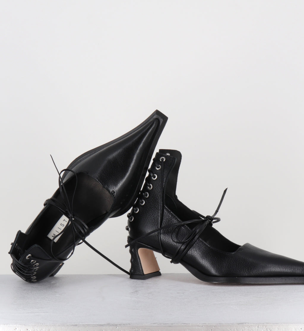 Escarpins en cuir noir à lacets corset - GAURI LACE COURTS