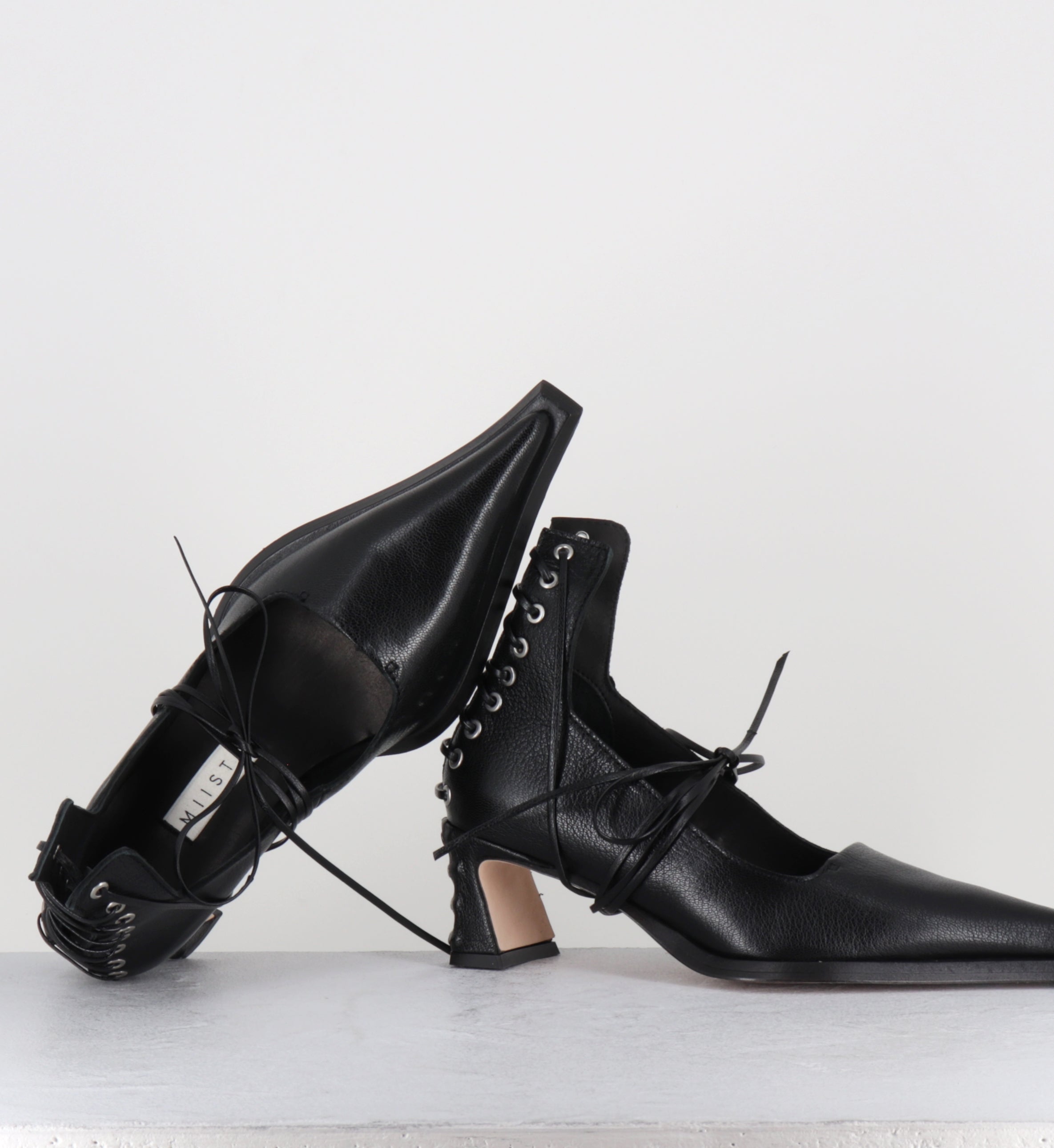 Escarpins en cuir noir à lacets corset - GAURI LACE COURTS