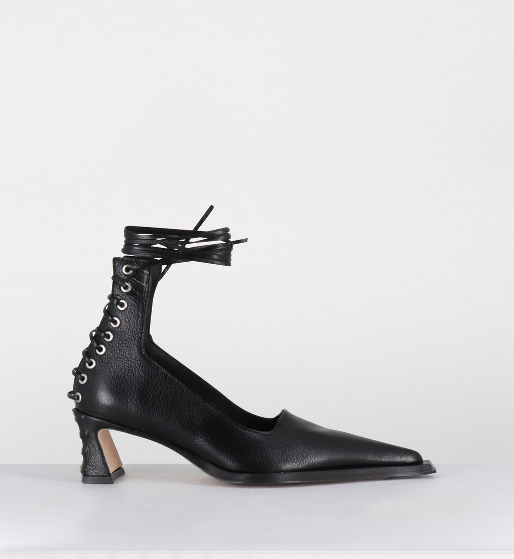 Escarpins en cuir noir à lacets corset - GAURI LACE COURTS