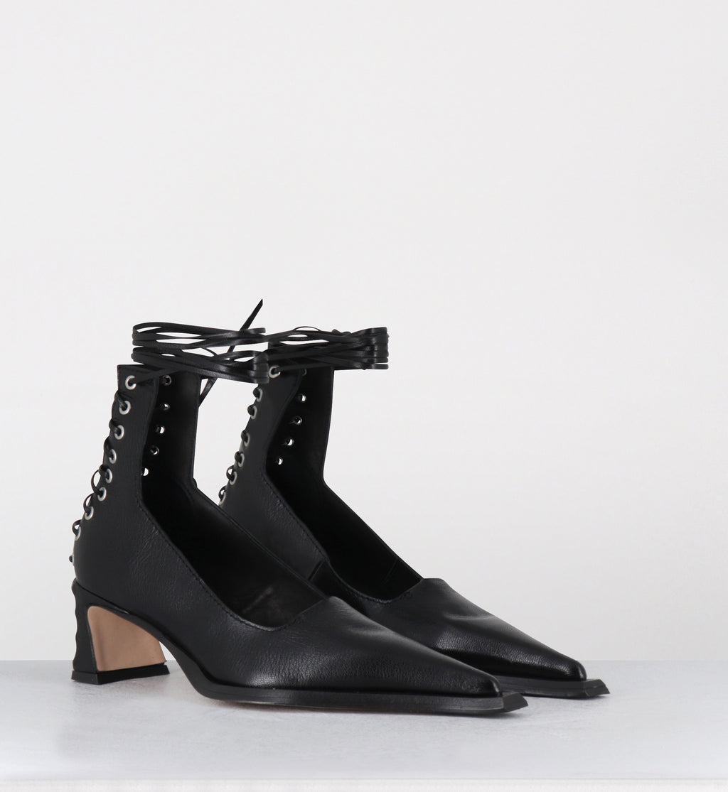 Escarpins en cuir noir à lacets corset - GAURI LACE COURTS