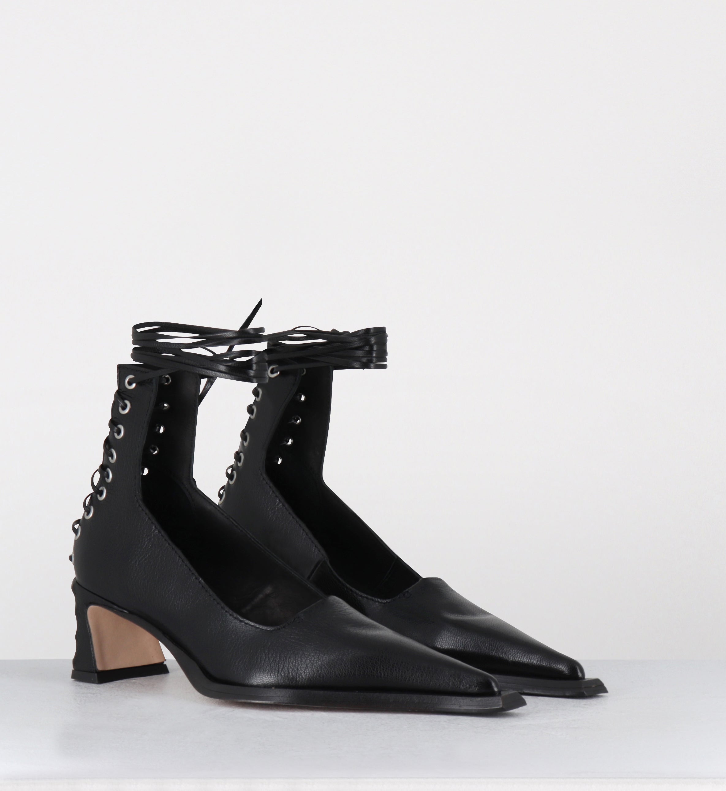 Escarpins en cuir noir à lacets corset - GAURI LACE COURTS