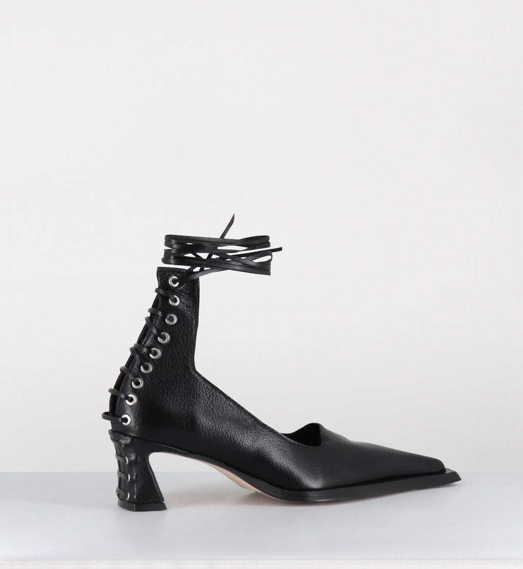 Escarpins en cuir noir à lacets corset - GAURI LACE COURTS