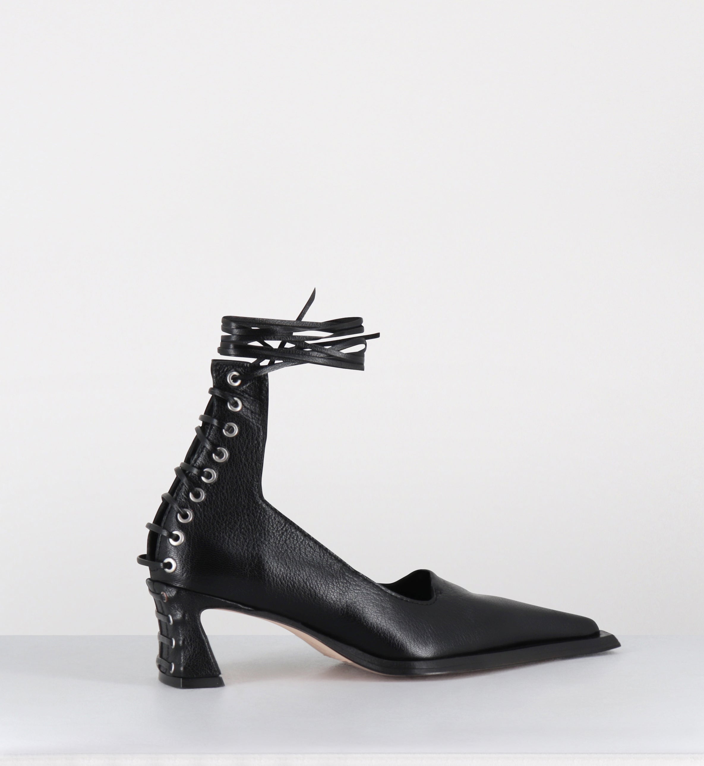 Escarpins en cuir noir à lacets corset - GAURI LACE COURTS