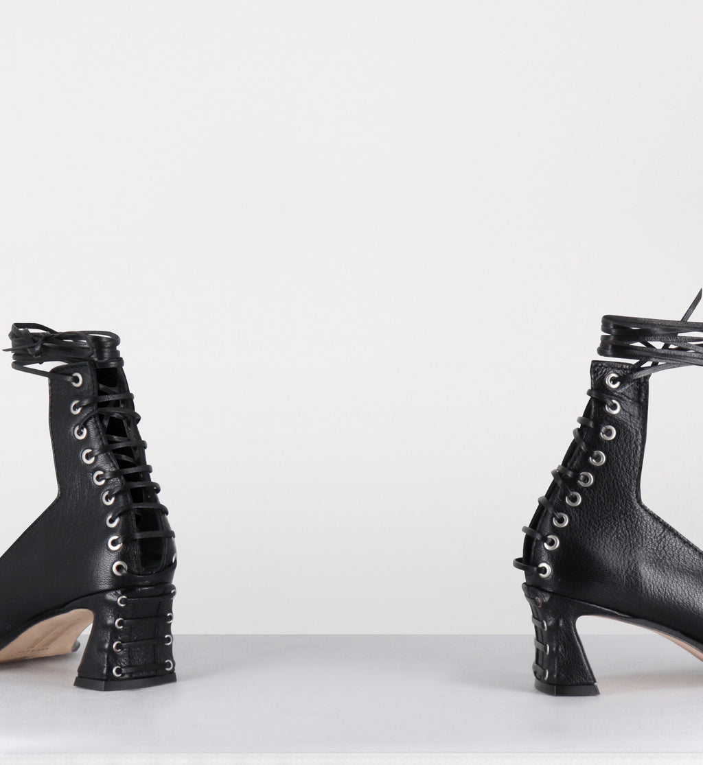 Escarpins en cuir noir à lacets corset - GAURI LACE COURTS