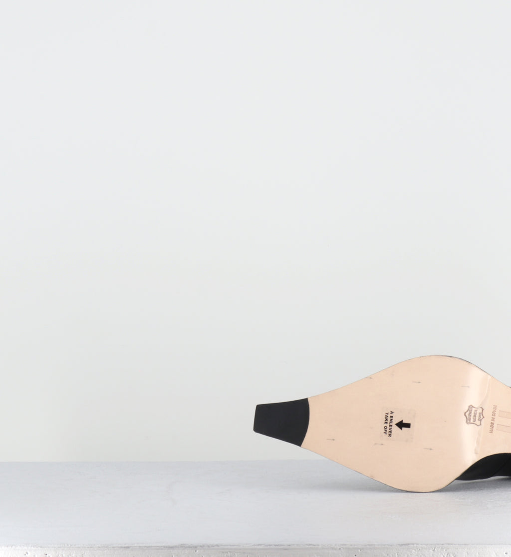 Escarpins en cuir noir à lacets corset - GAURI LACE COURTS