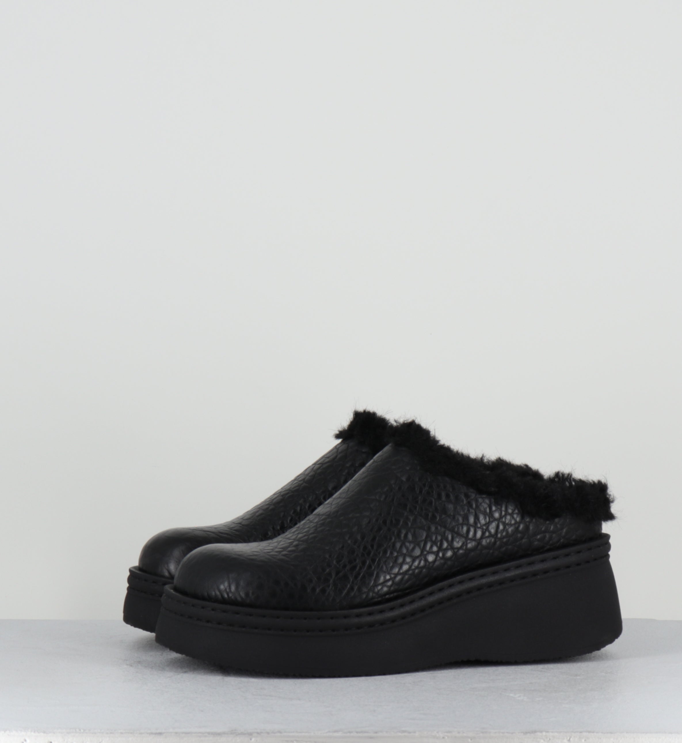 Sabots fourrés en cuir noir - KRISTI BLACK MULES