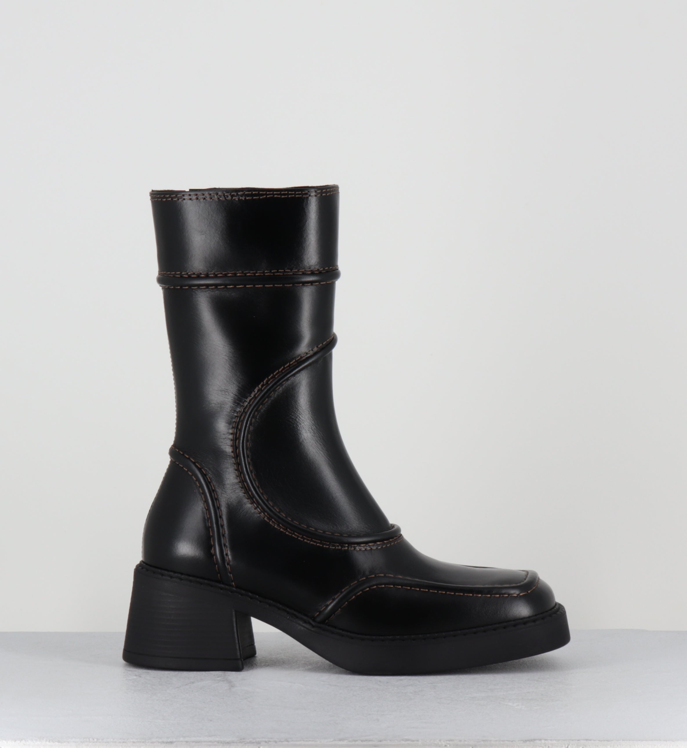 Boots cuir noir surpiqûres marron bout carré - MALENE BLACK & BROWN BOOTS