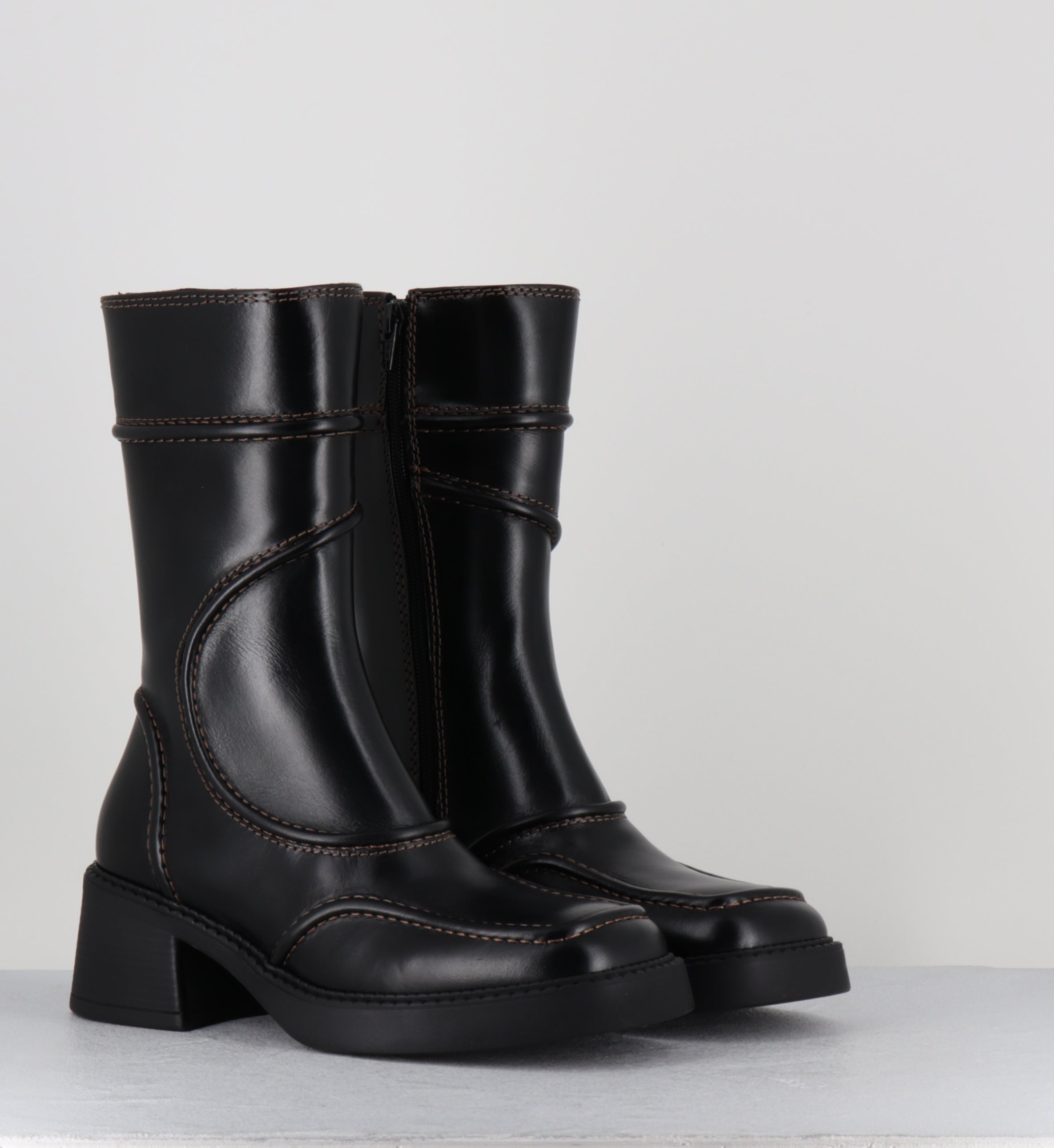 Boots cuir noir surpiqûres marron bout carré - MALENE BLACK & BROWN BOOTS