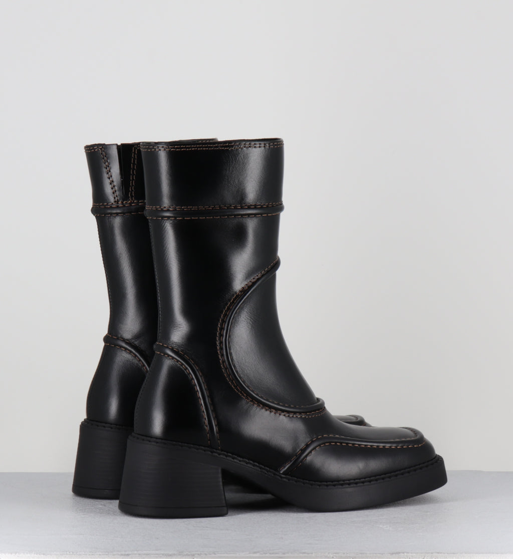 Boots cuir noir surpiqûres marron bout carré - MALENE BLACK & BROWN BOOTS