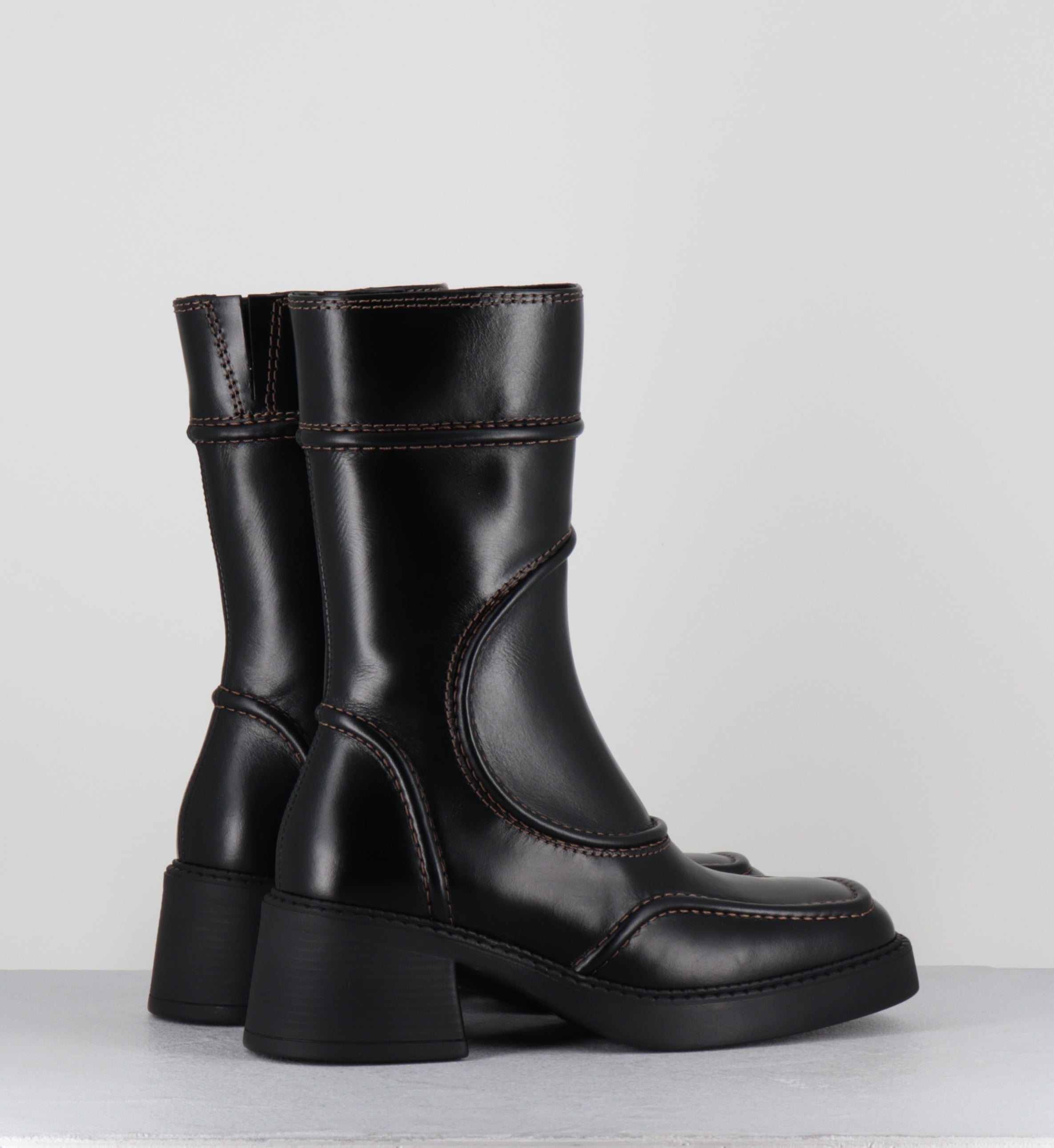 Boots cuir noir surpiqûres marron bout carré - MALENE BLACK & BROWN BOOTS