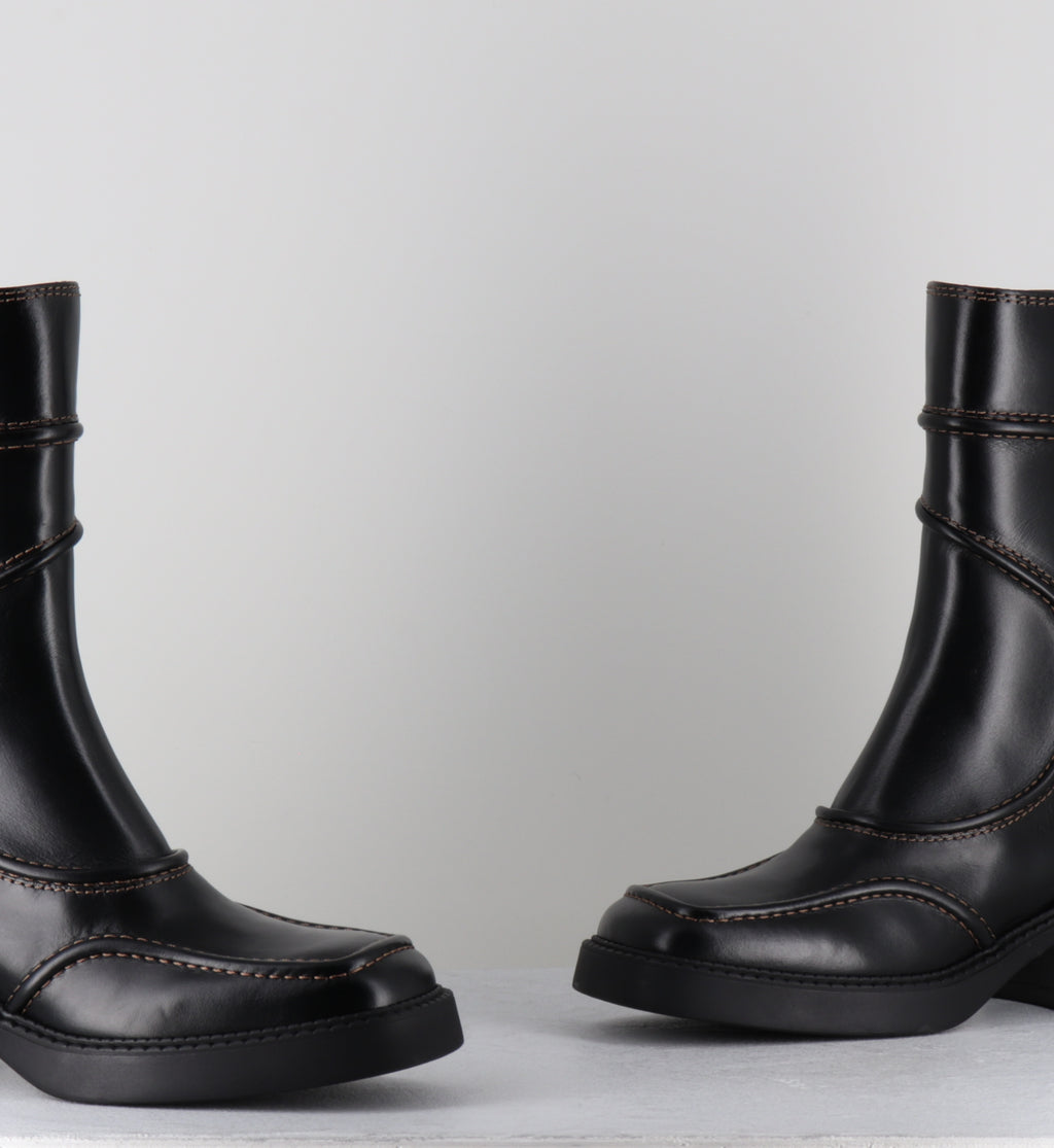 Boots cuir noir surpiqûres marron bout carré - MALENE BLACK & BROWN BOOTS