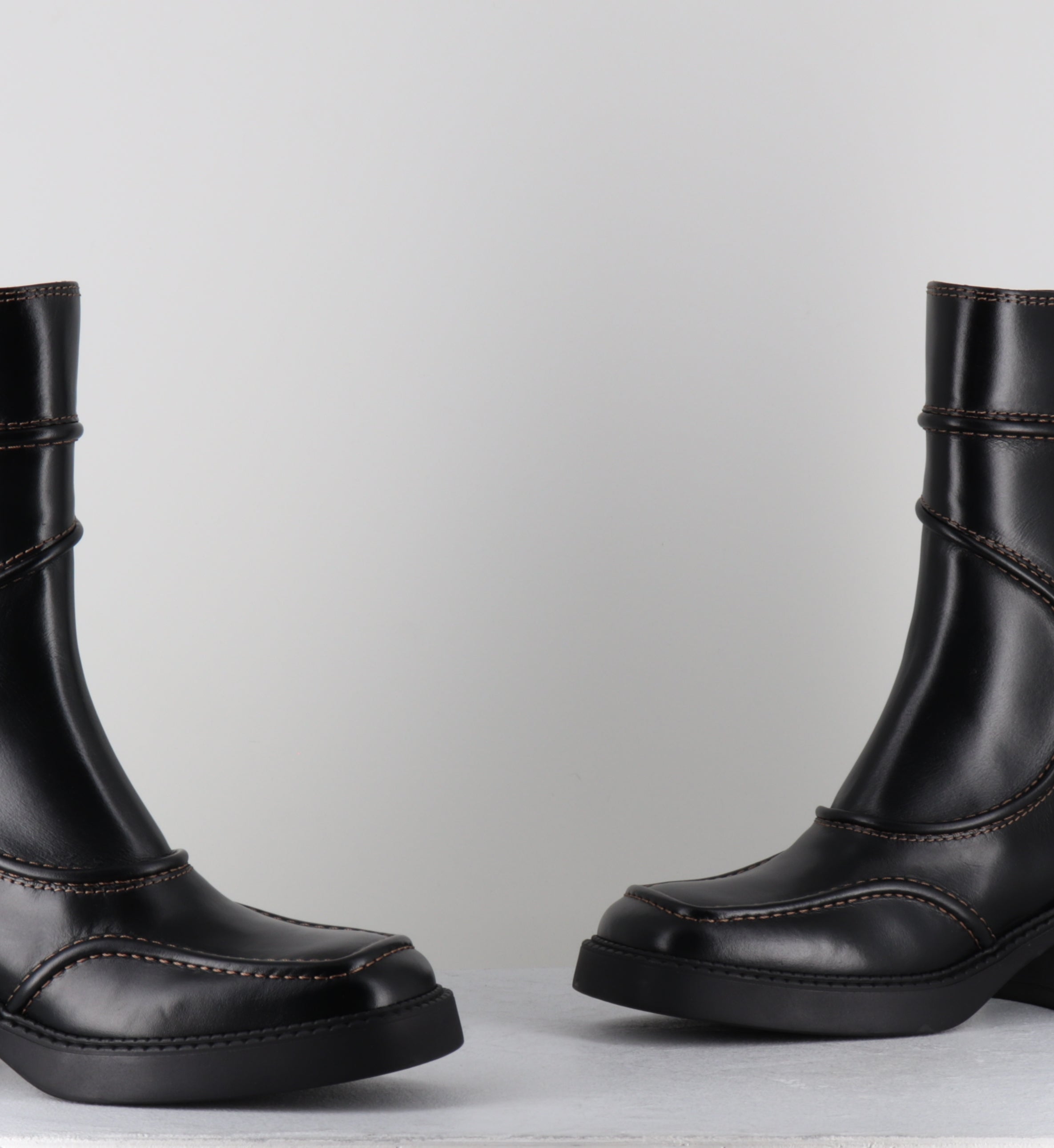 Boots cuir noir surpiqûres marron bout carré - MALENE BLACK & BROWN BOOTS