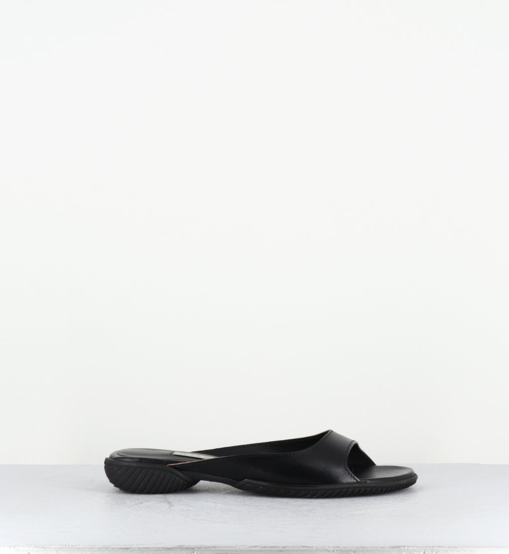 Mules plates en cuir noir - YACHAY BLACK SANDALS
