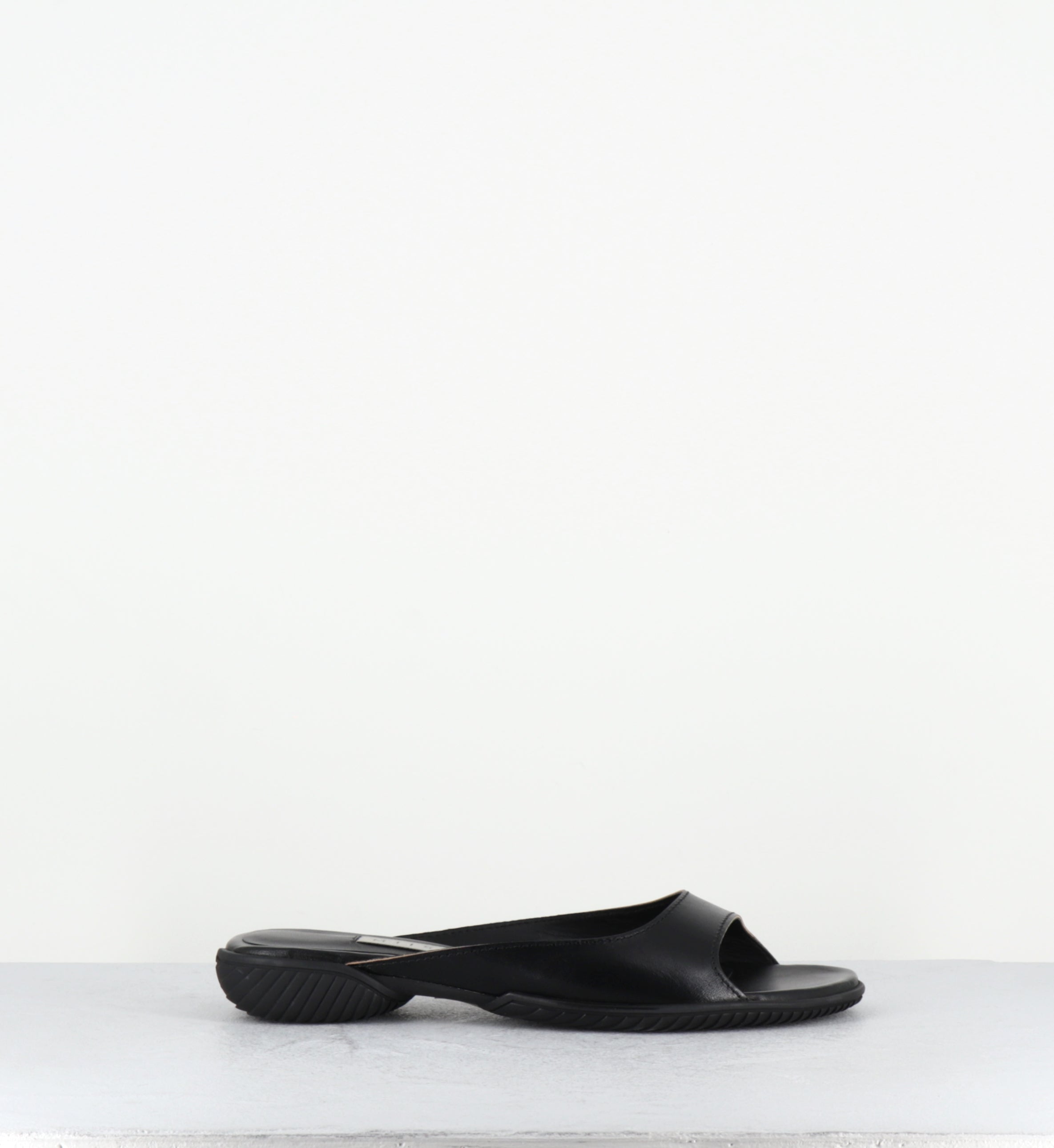 Mules plates en cuir noir - YACHAY BLACK SANDALS
