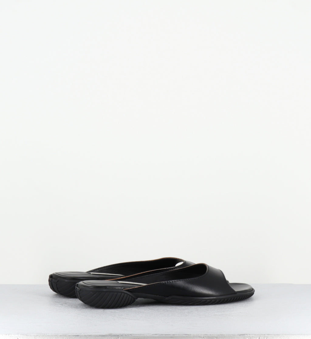 Mules plates en cuir noir - YACHAY BLACK SANDALS