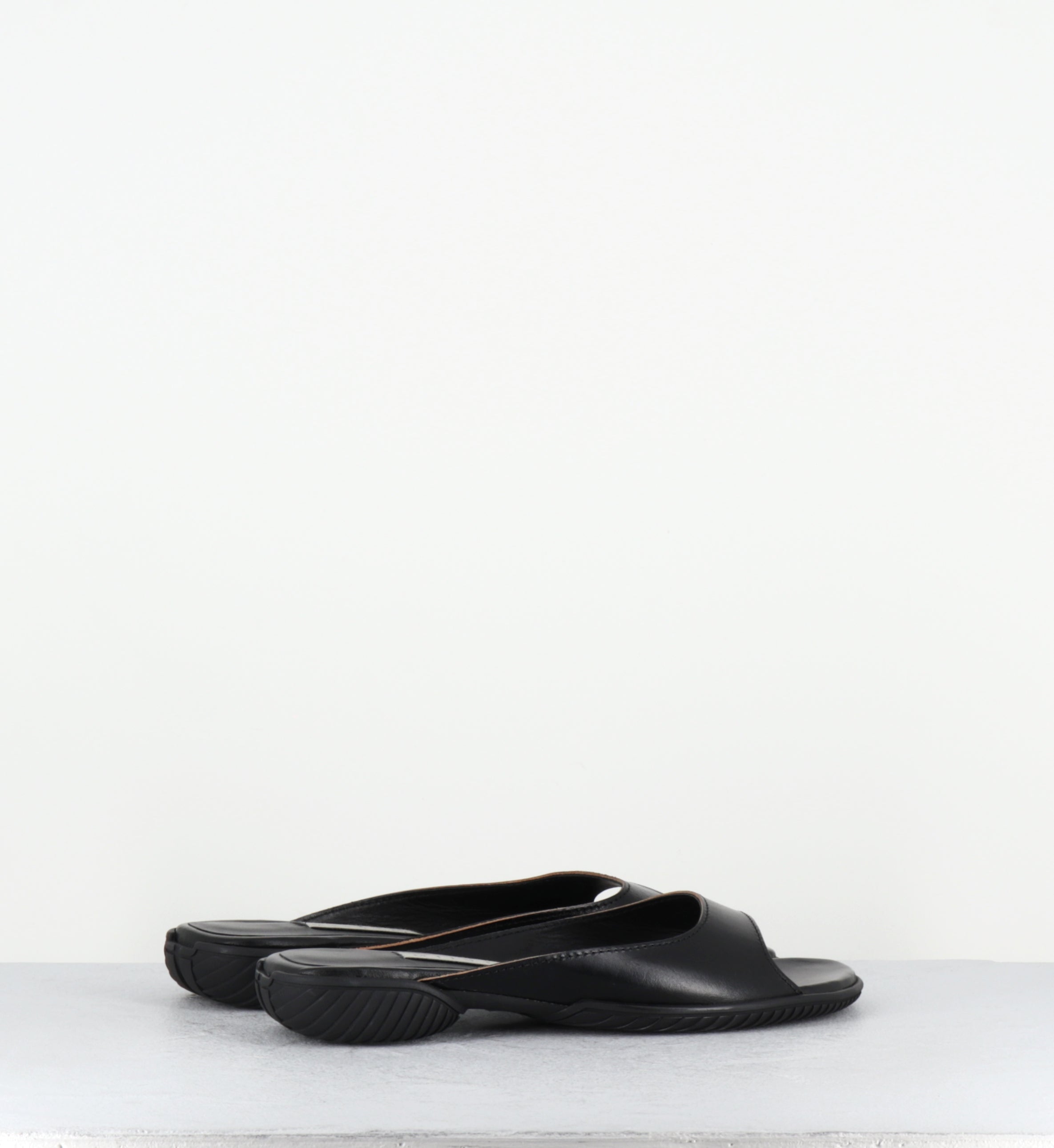 Mules plates en cuir noir - YACHAY BLACK SANDALS